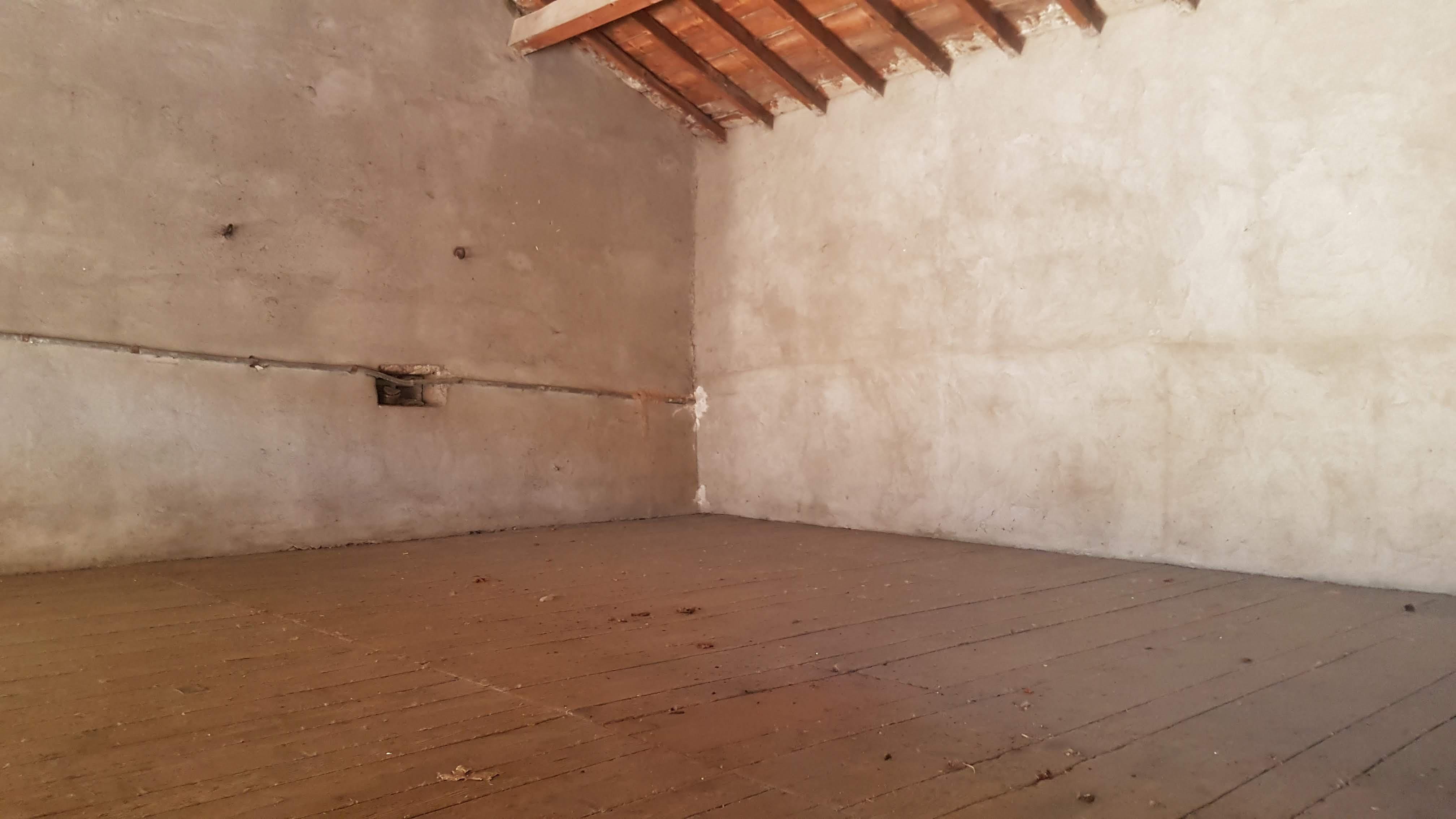 Espace stockage sous toiture à louer