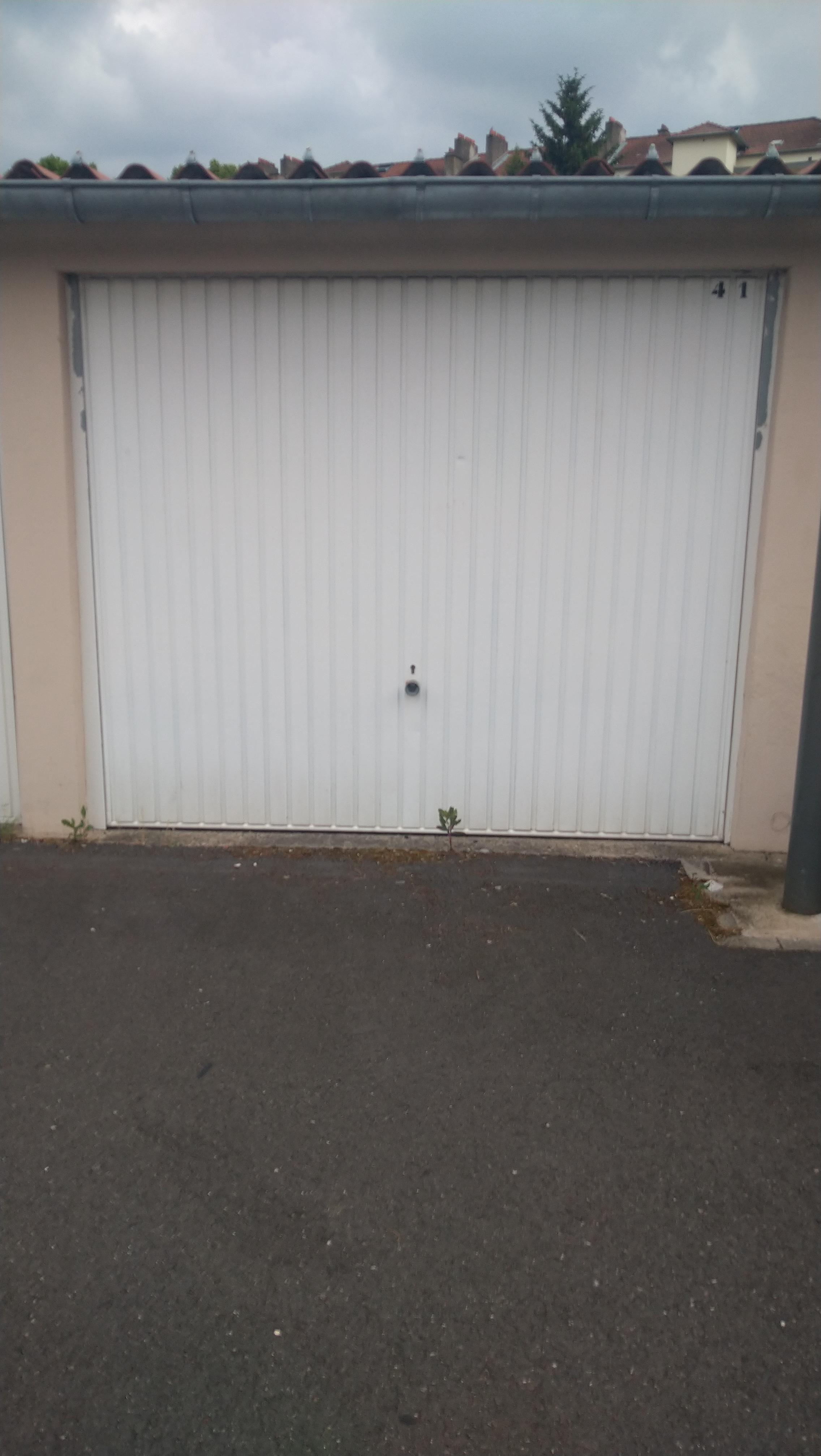 Stockage rez-de-chaussée sécurisé et sec