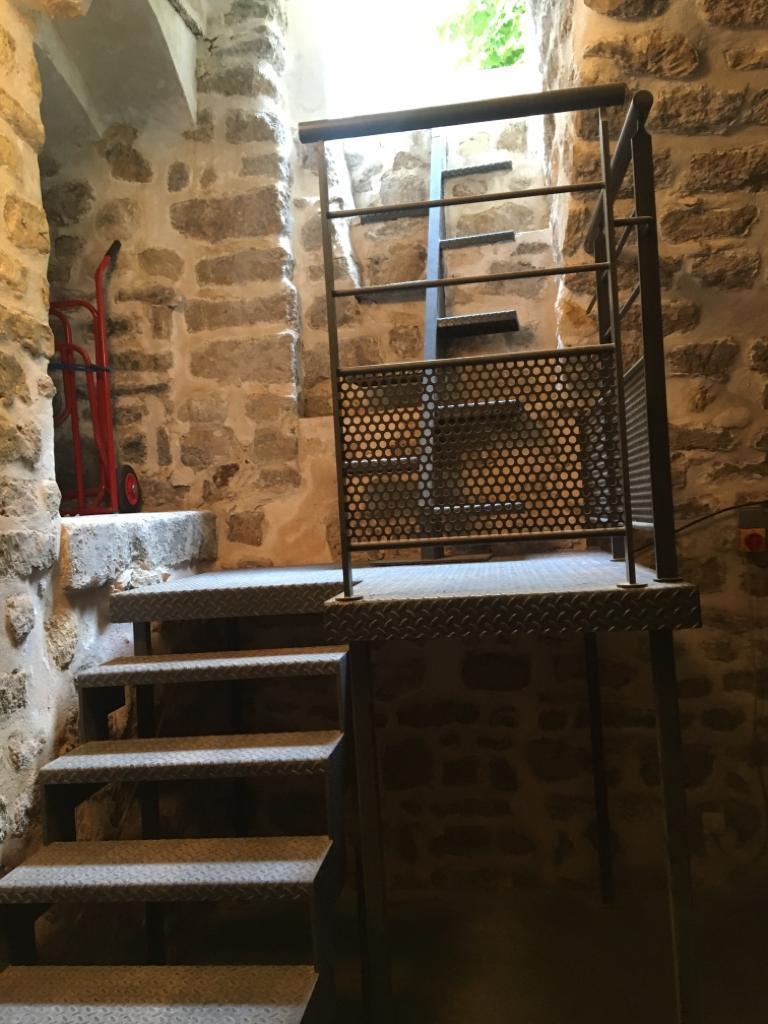 Cave saine bien située dans le 6ème arrondissement