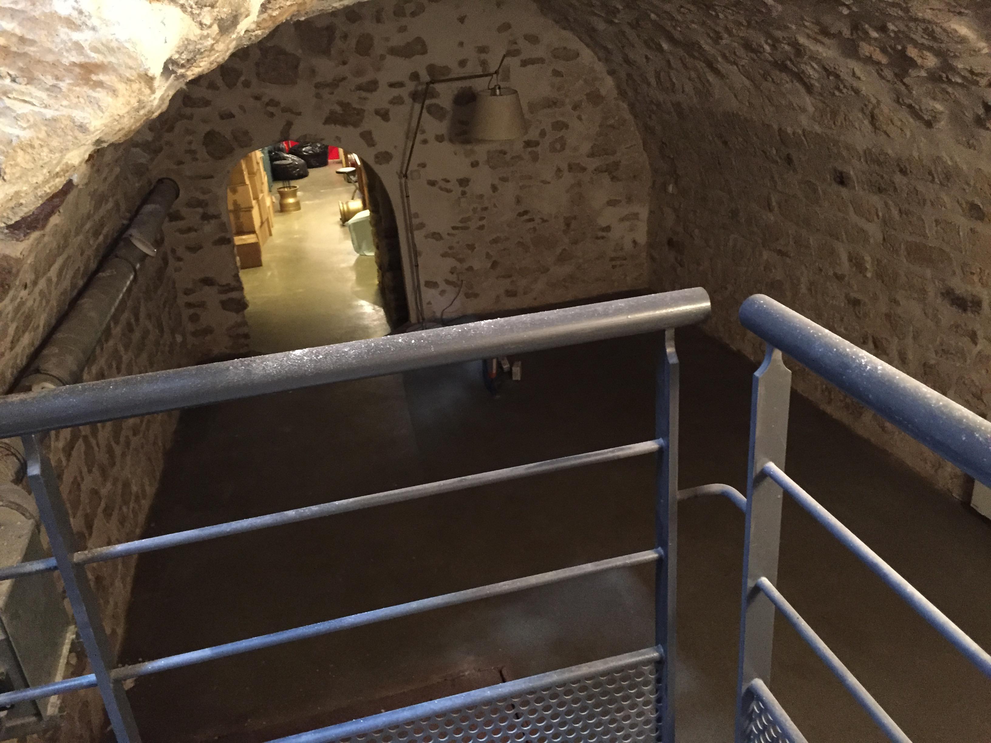 Cave saine bien située dans le 6ème arrondissement