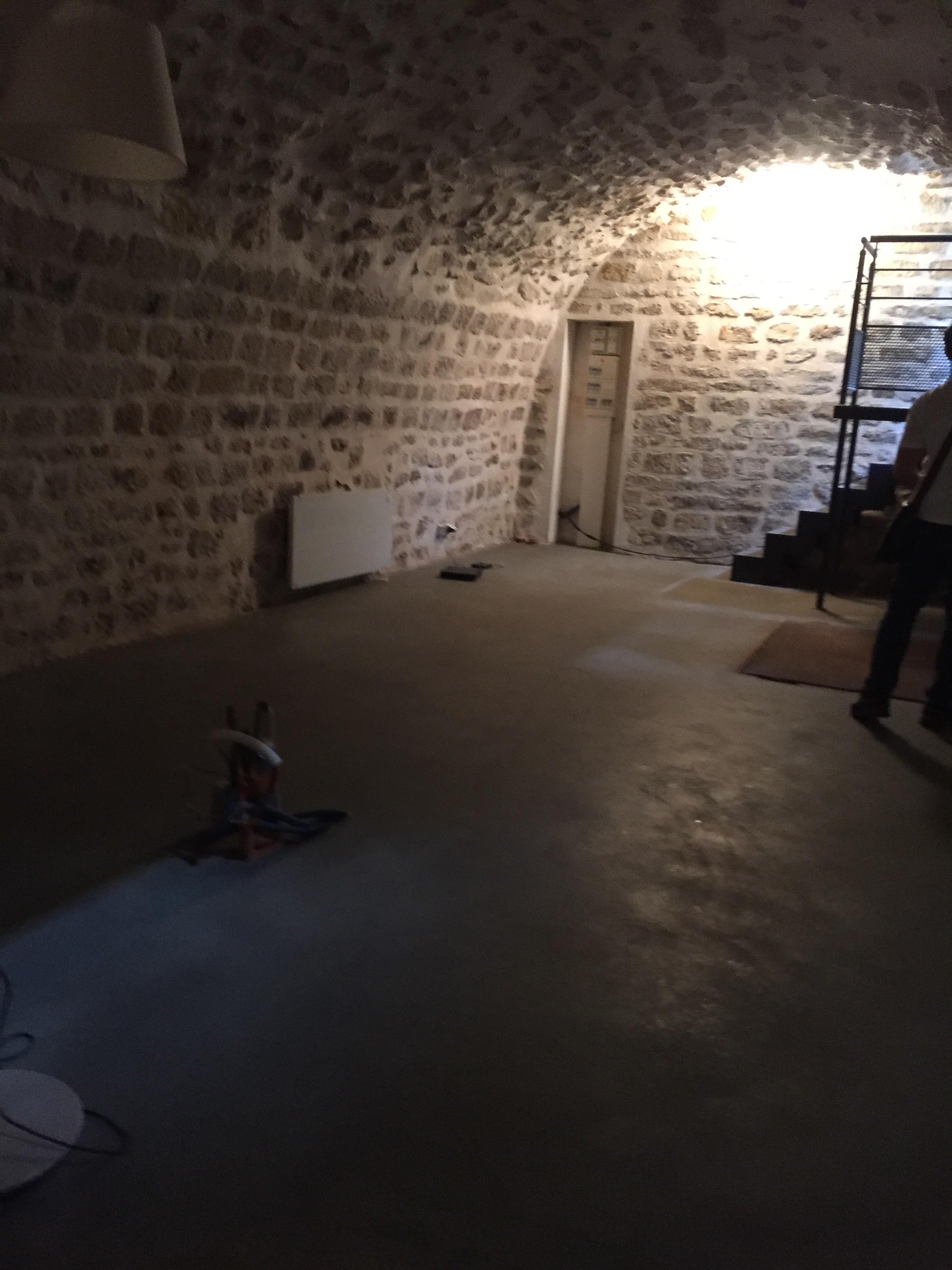 Cave saine bien située dans le 6ème arrondissement