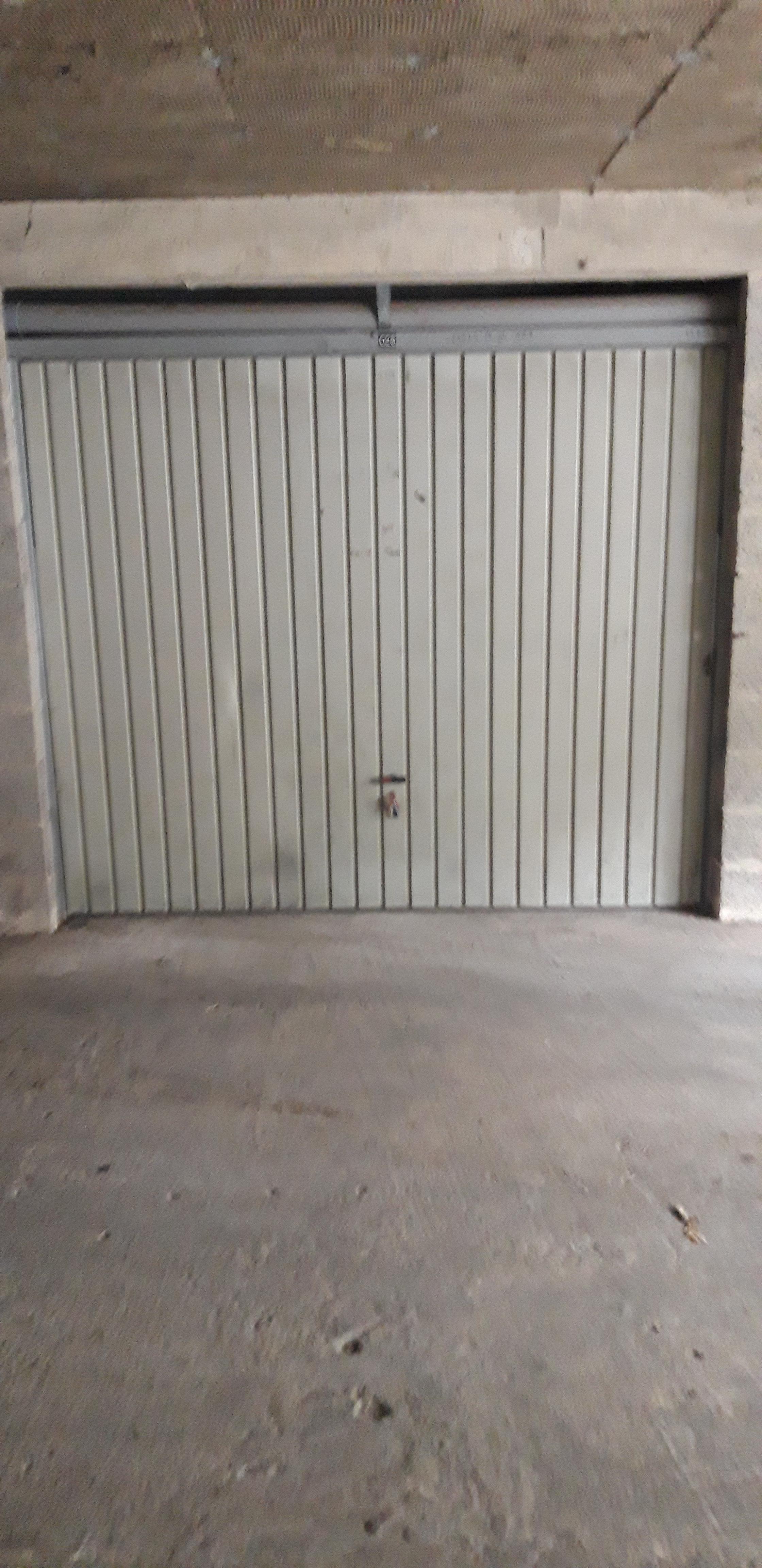 Grand garage fermé et sécurisé