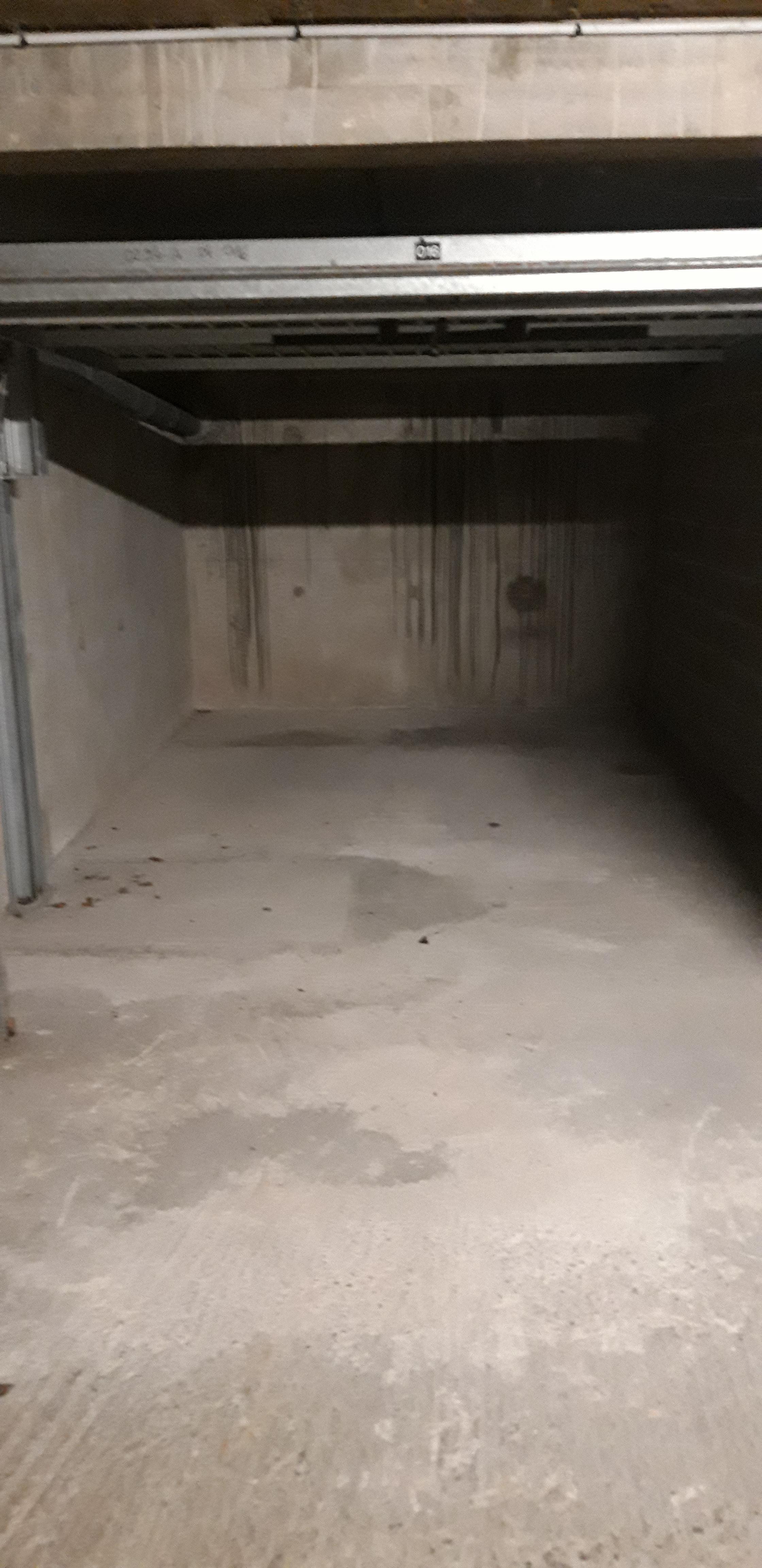 Grand garage fermé - Offre de rentrée -50%