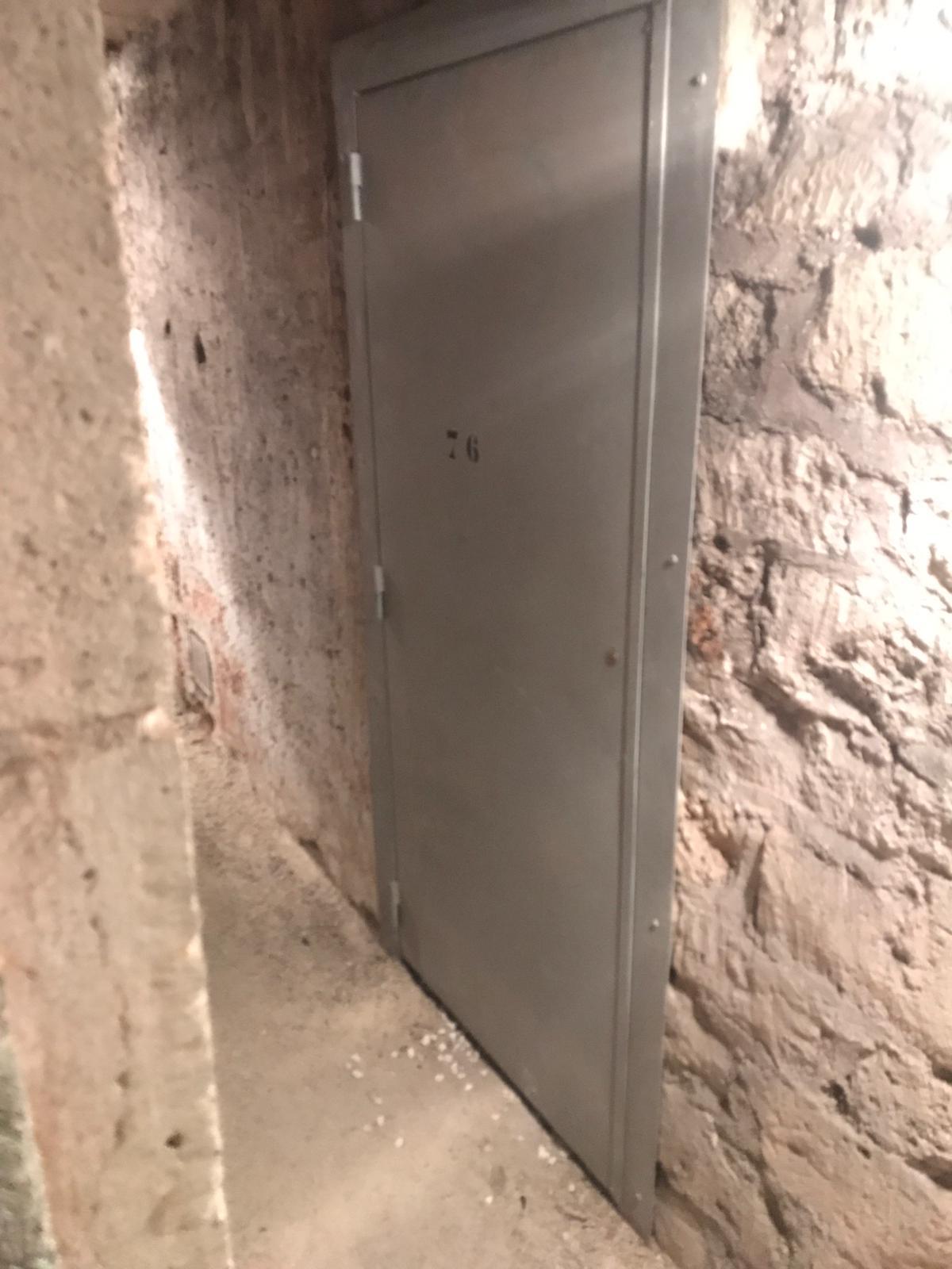 Cave saine avec graviers et électricité