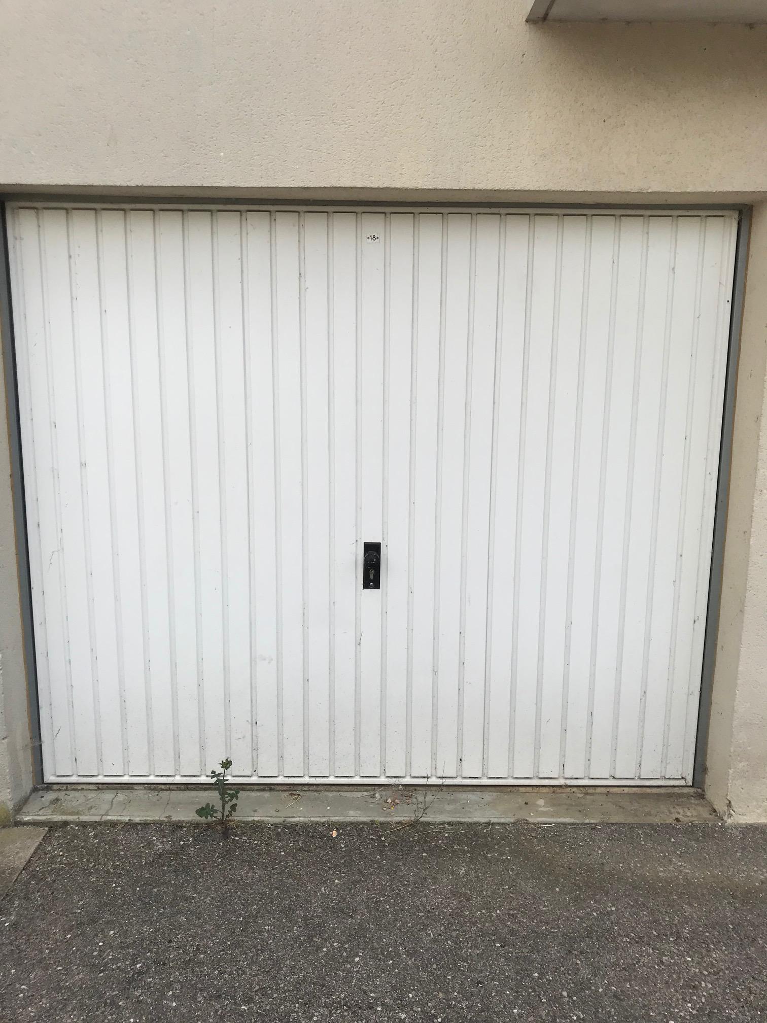 Garage en rez-de-chaussée couvert