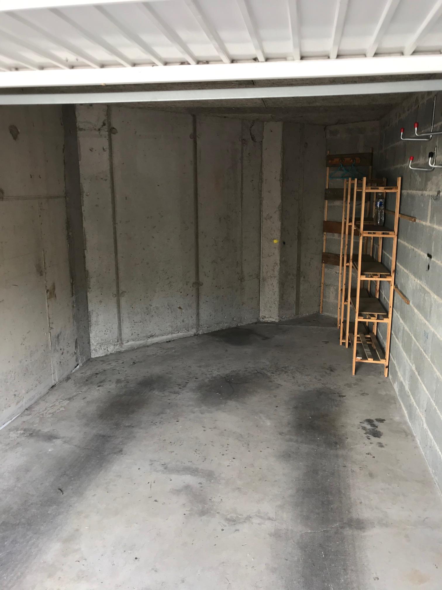 Garage en rez-de-chaussée couvert