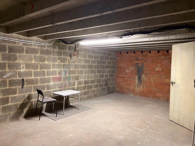 Grande cave isolée et saine en plein centre