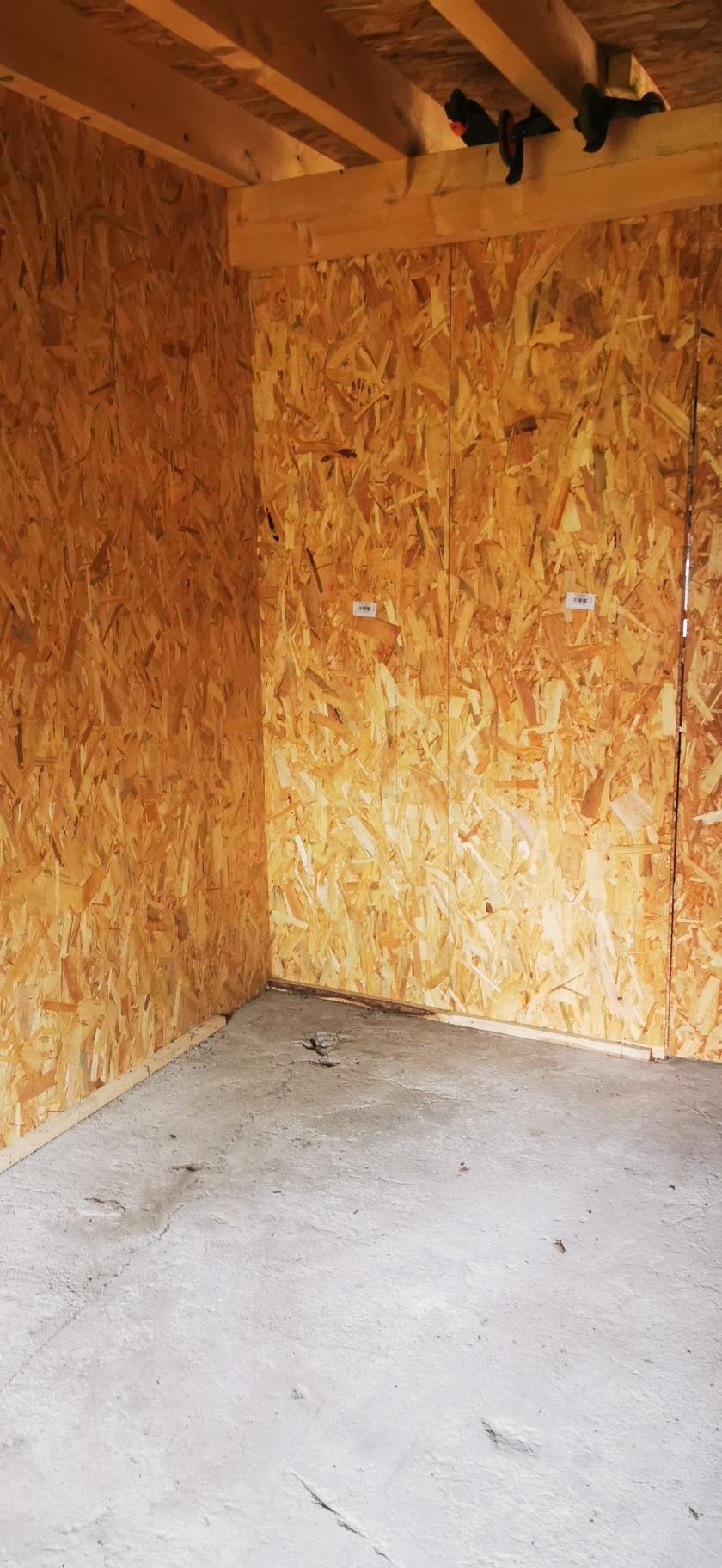 box individuel fermé 12 m2 dans grange fermé