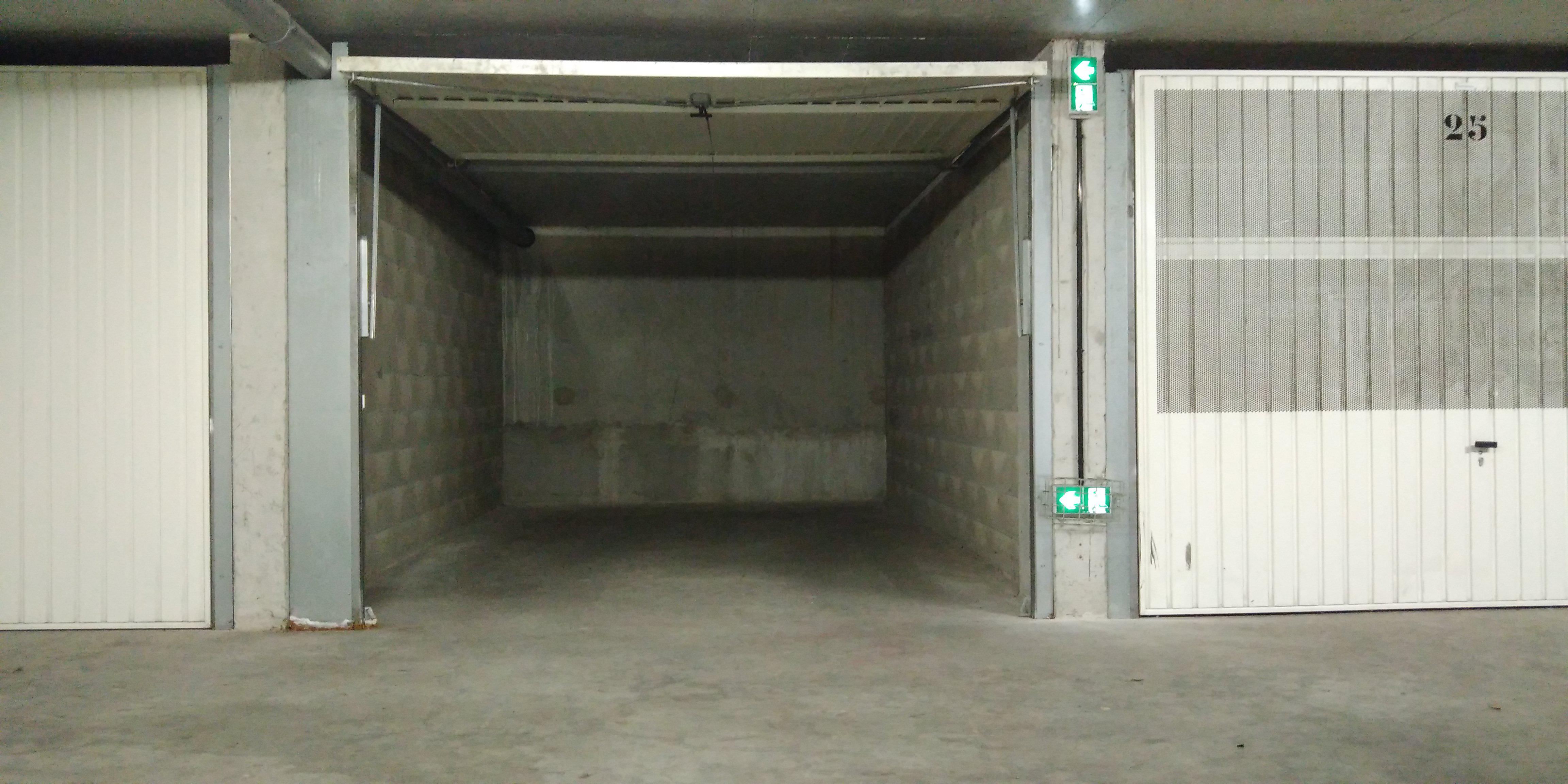 Grand garage à louer / Nord de Bourg