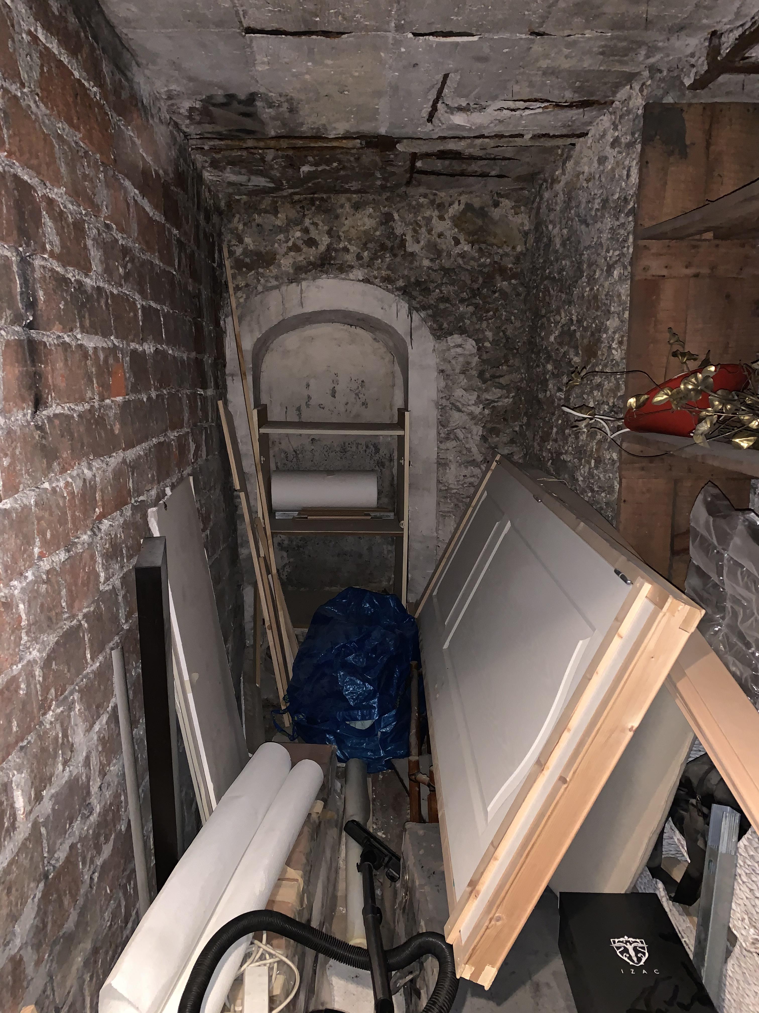 Cave saine d'immeuble hausmannien au -1 apres porte