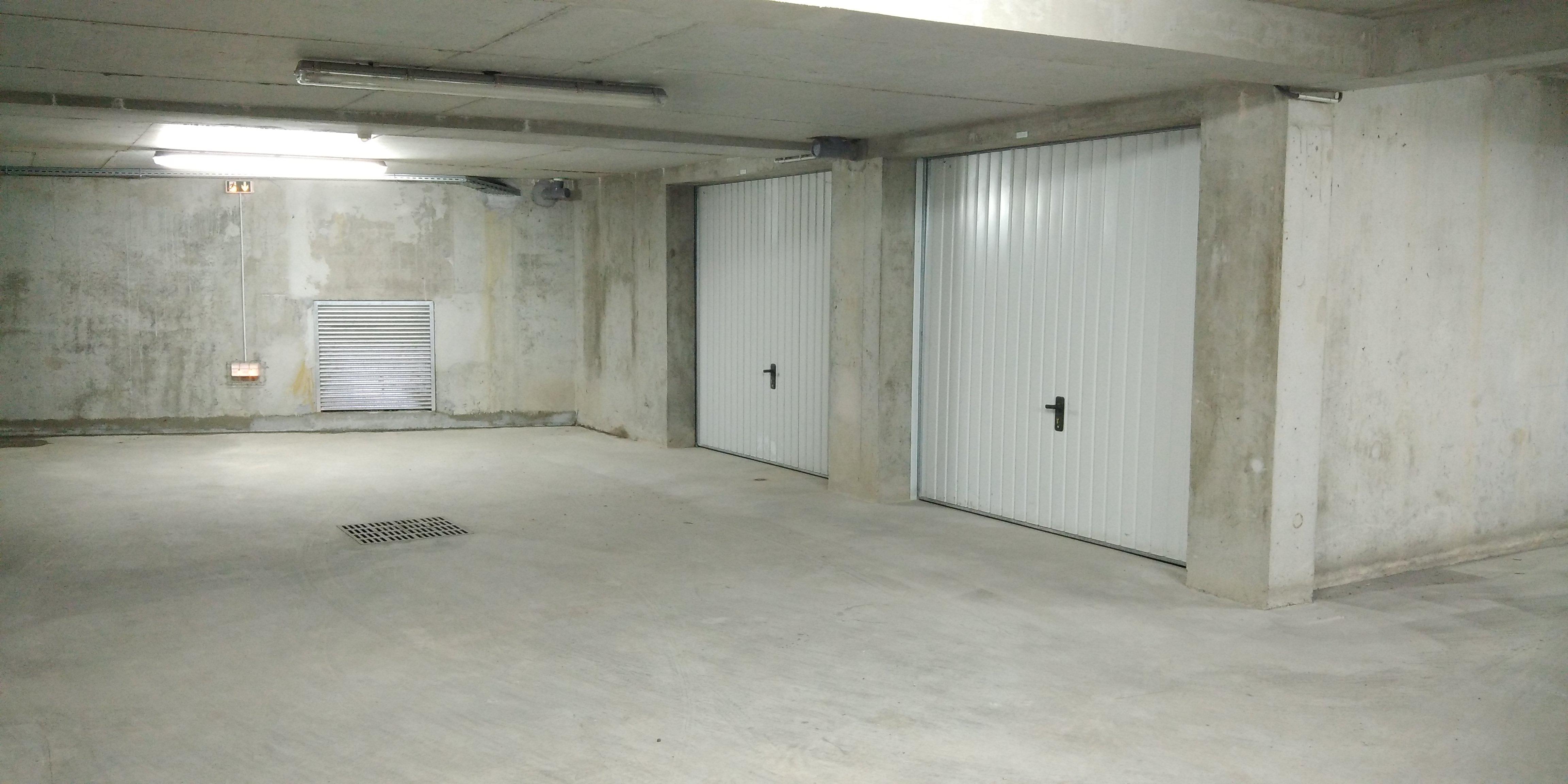 A louer / Grand Garage / Mairie St