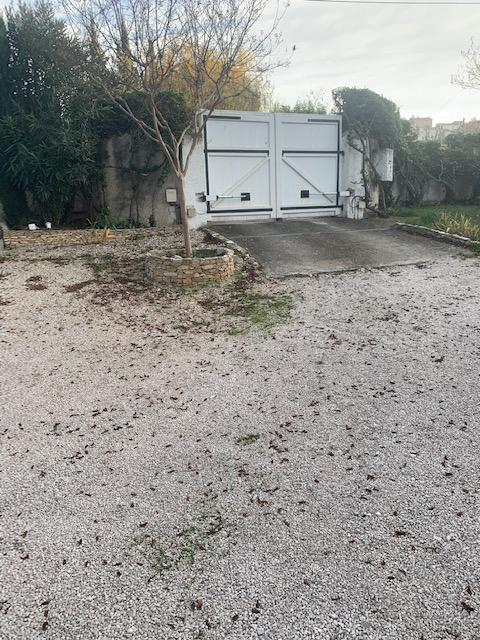 Garage fermé dans un quartier sécurisé