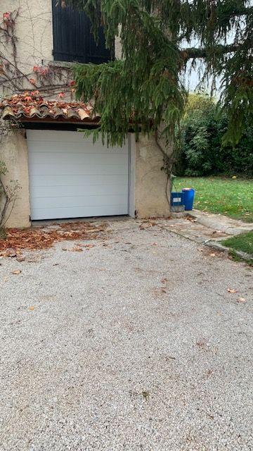 Garage fermé dans un quartier sécurisé