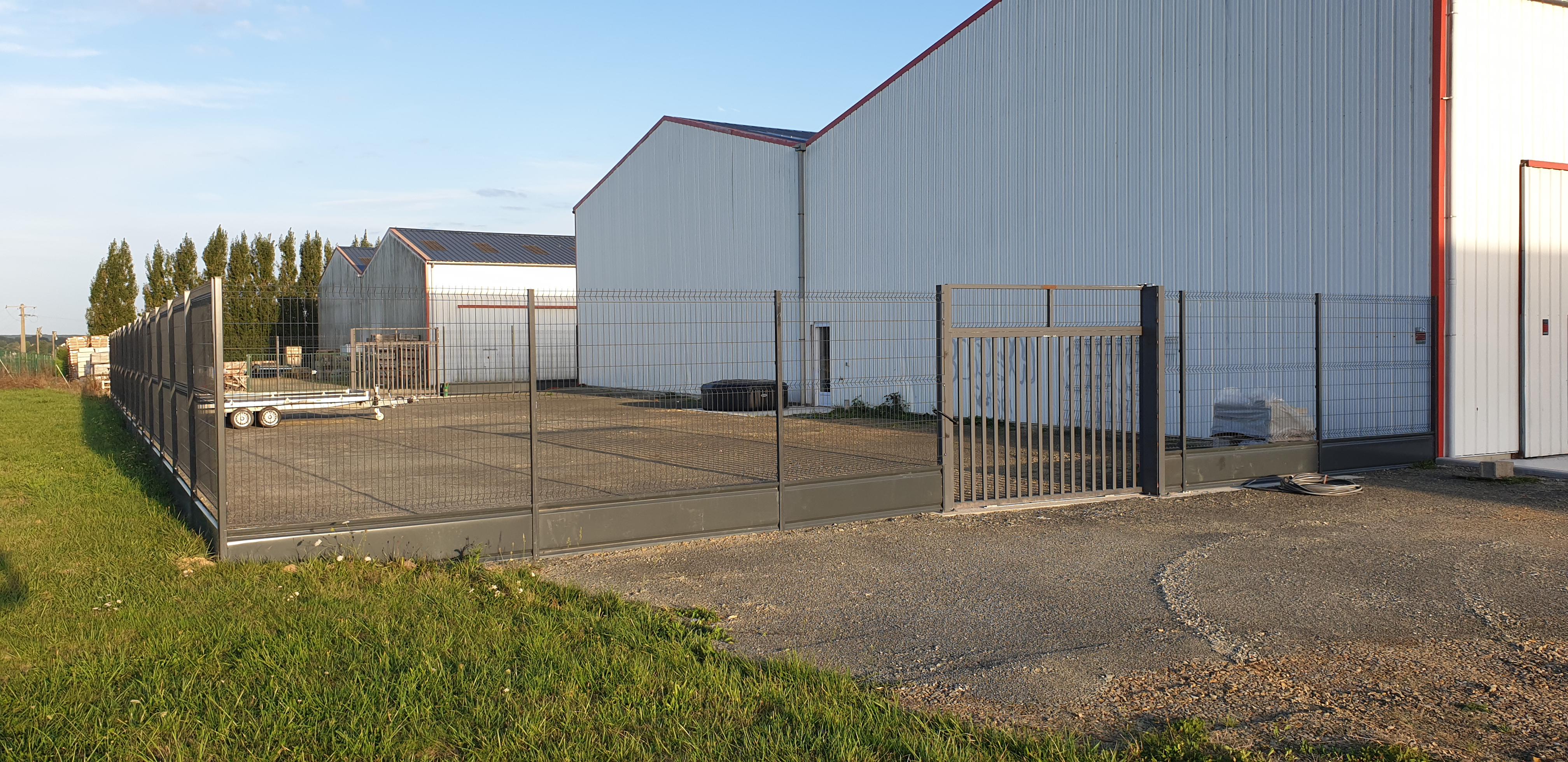 Surface de stockage securisé et fermé non couverte