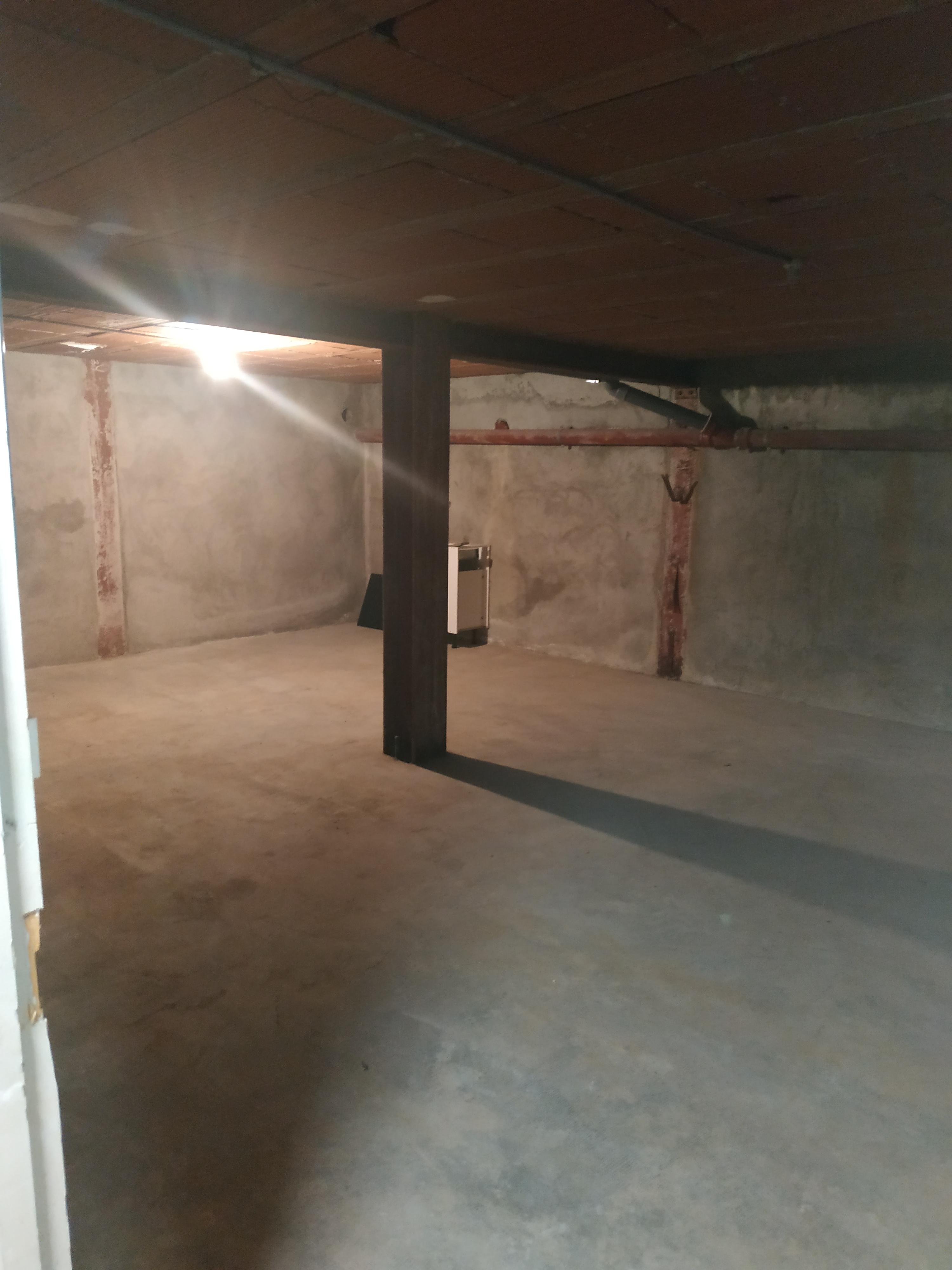 Cave hyper centre, éclairée, facile d'accès, sécurisée bon