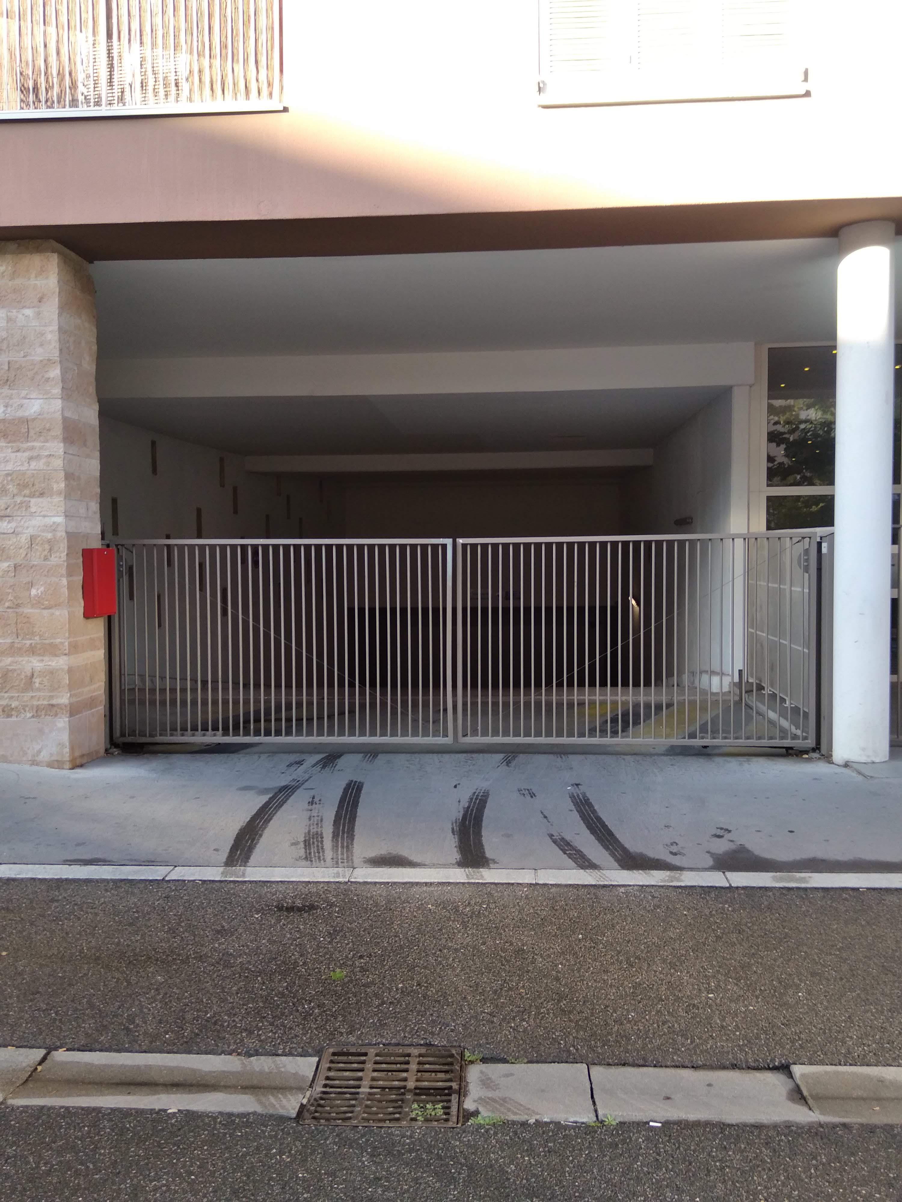 Garage box au pied de l'arrêt tram Jet