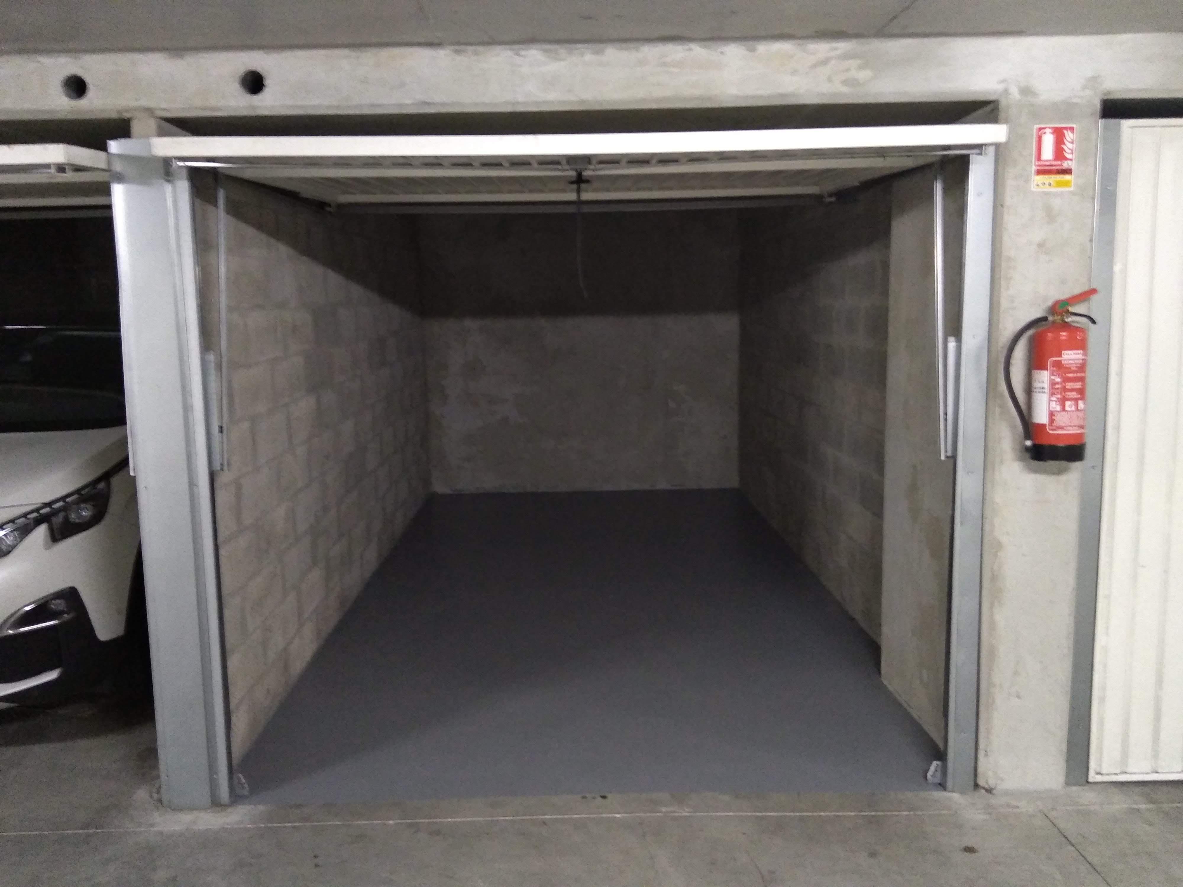 Garage box au pied de l'arrêt tram Jet