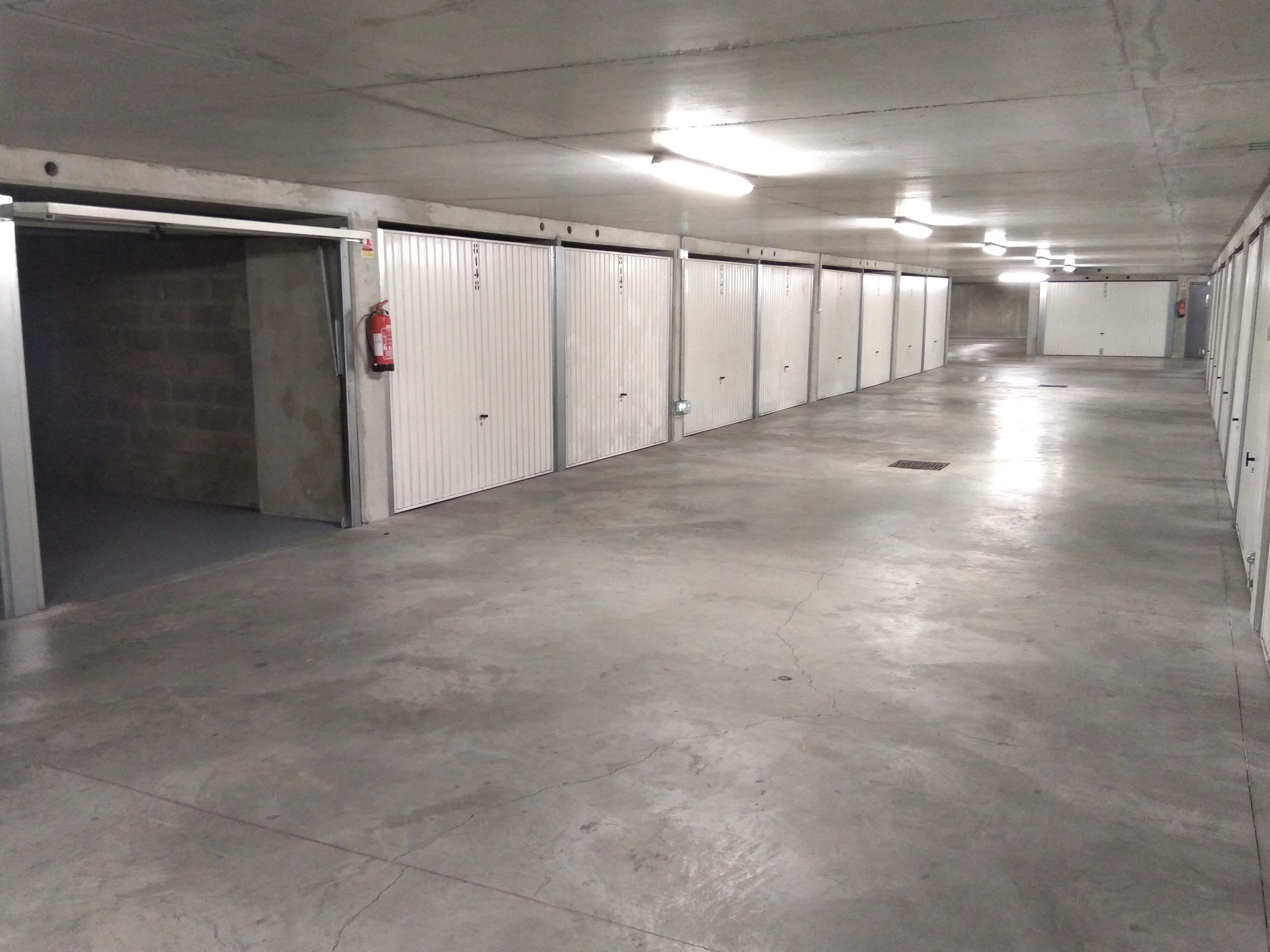 Garage box au pied de l'arrêt tram Jet