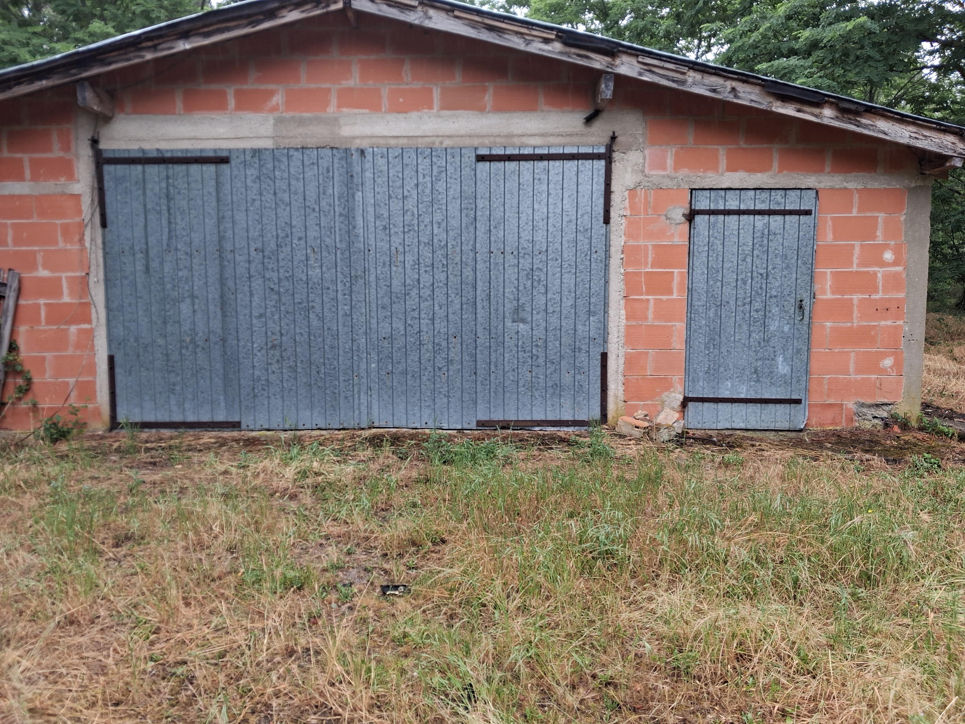Garage ou Pièce privée idéale pour stockage.