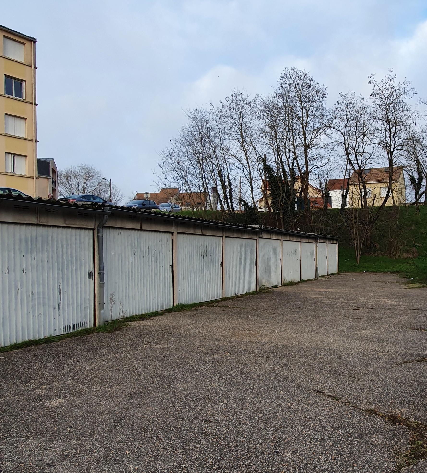 Loue garage fermé dans une résidence à Melun