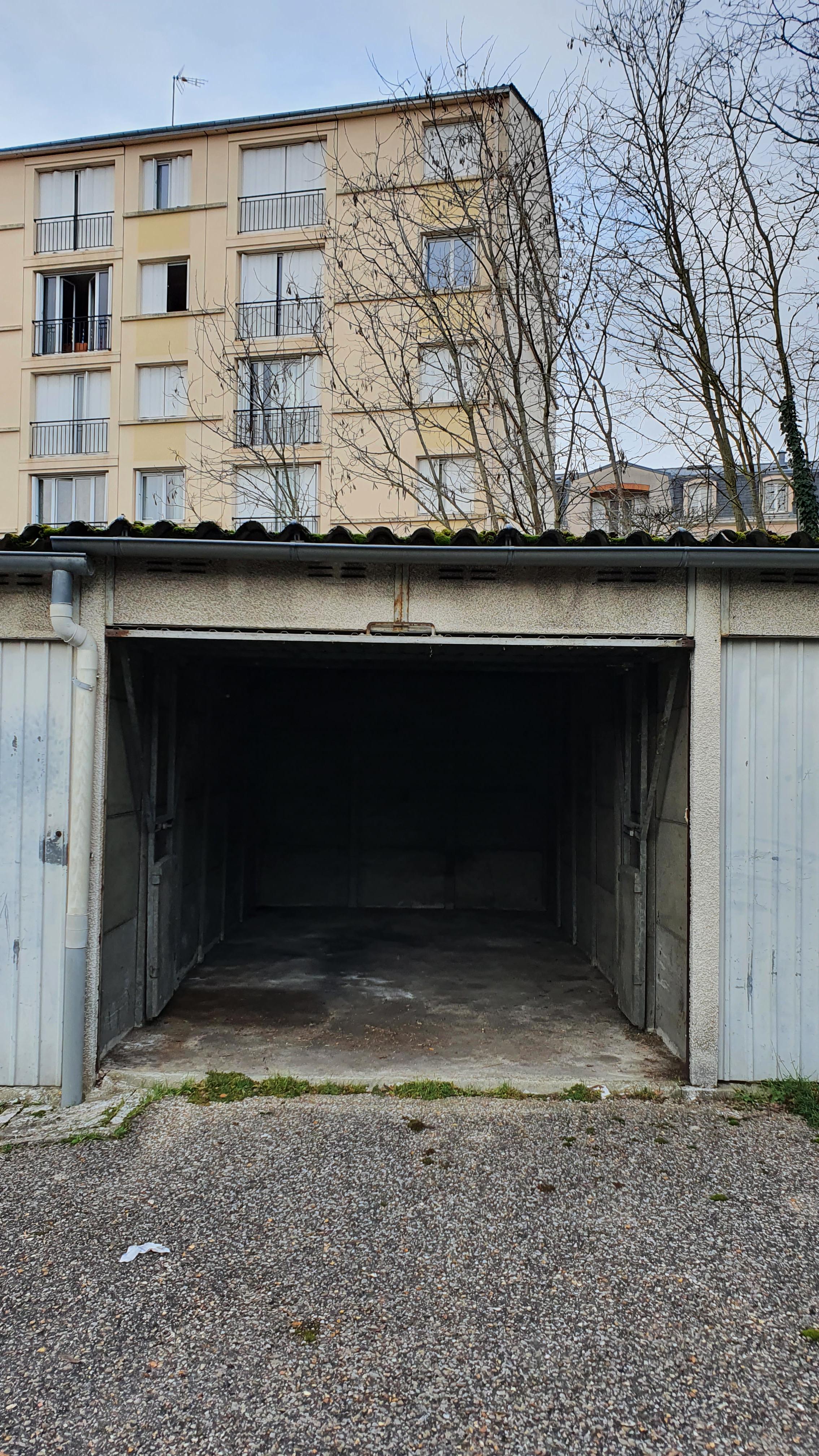 Garage fermé - PARKING EXCLUSIVEMENT - Melun Centre