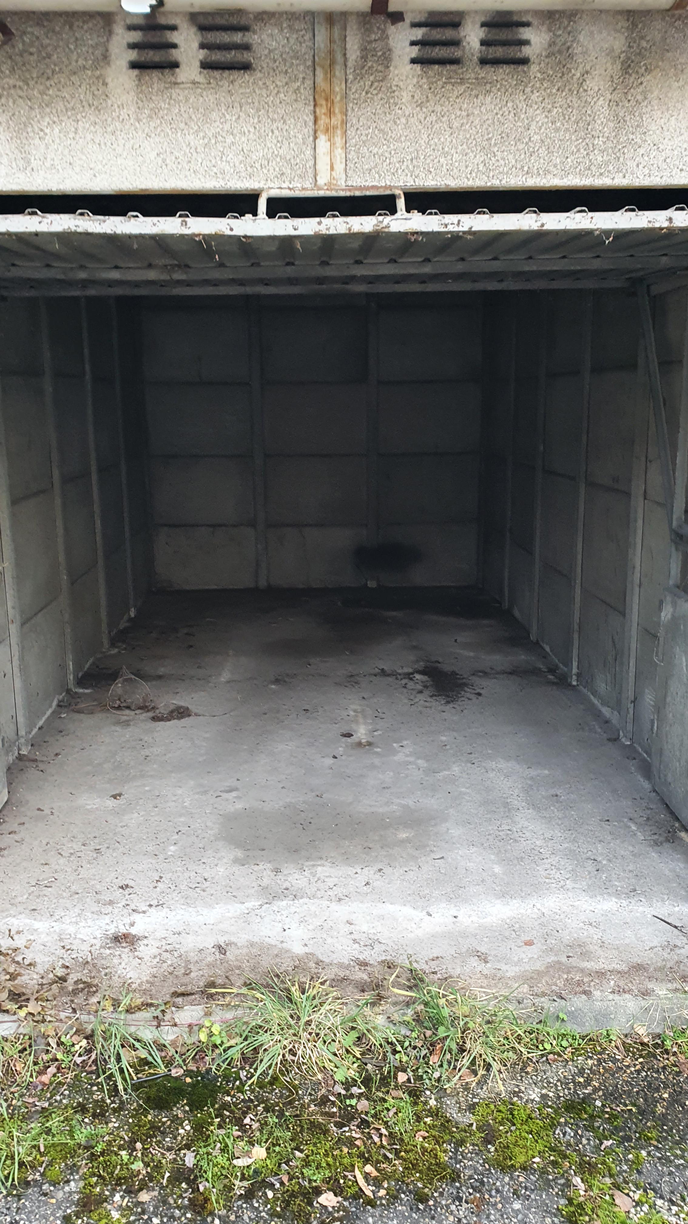 Garage fermé pour stockage