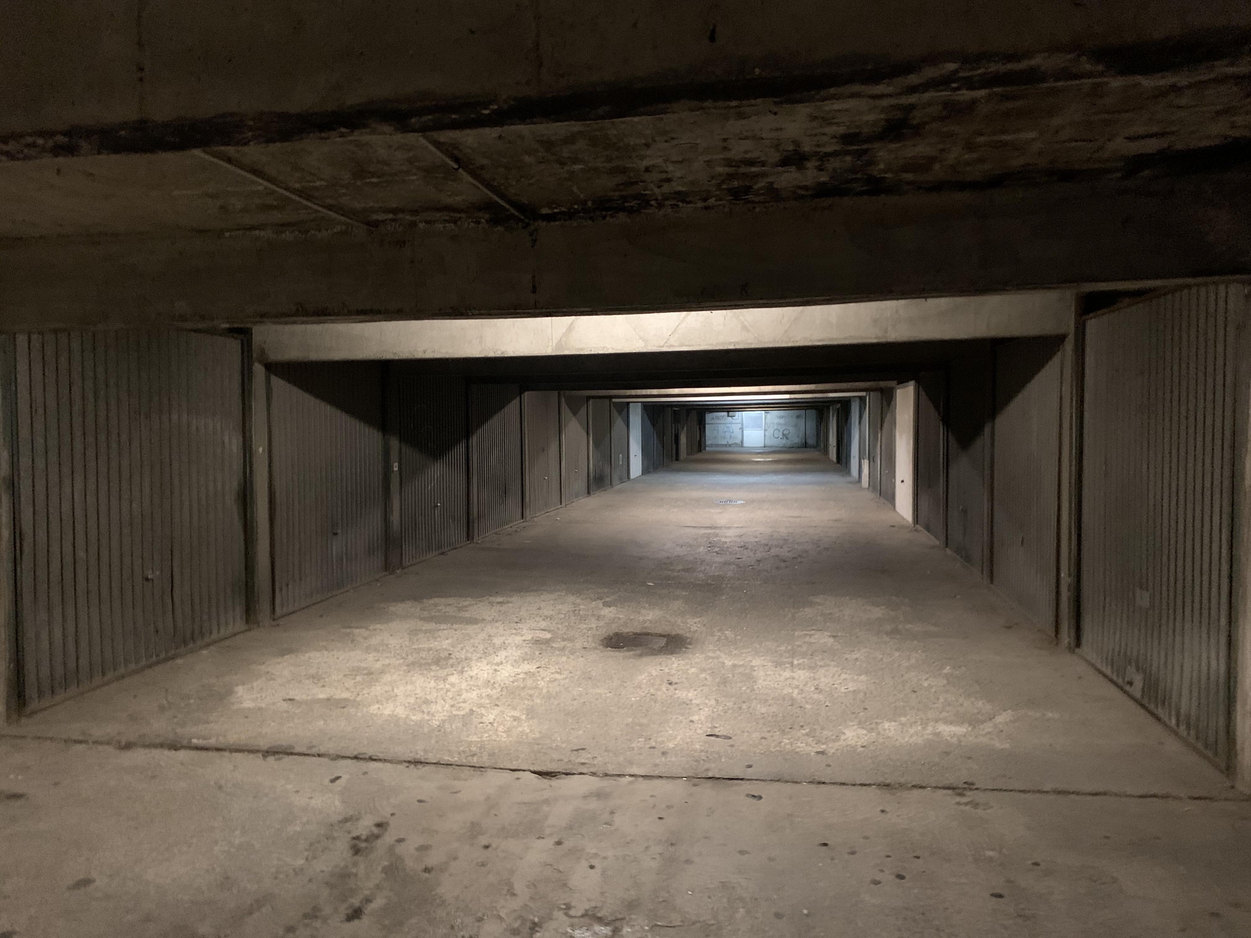 Garage de 13m² en sous sol à LA