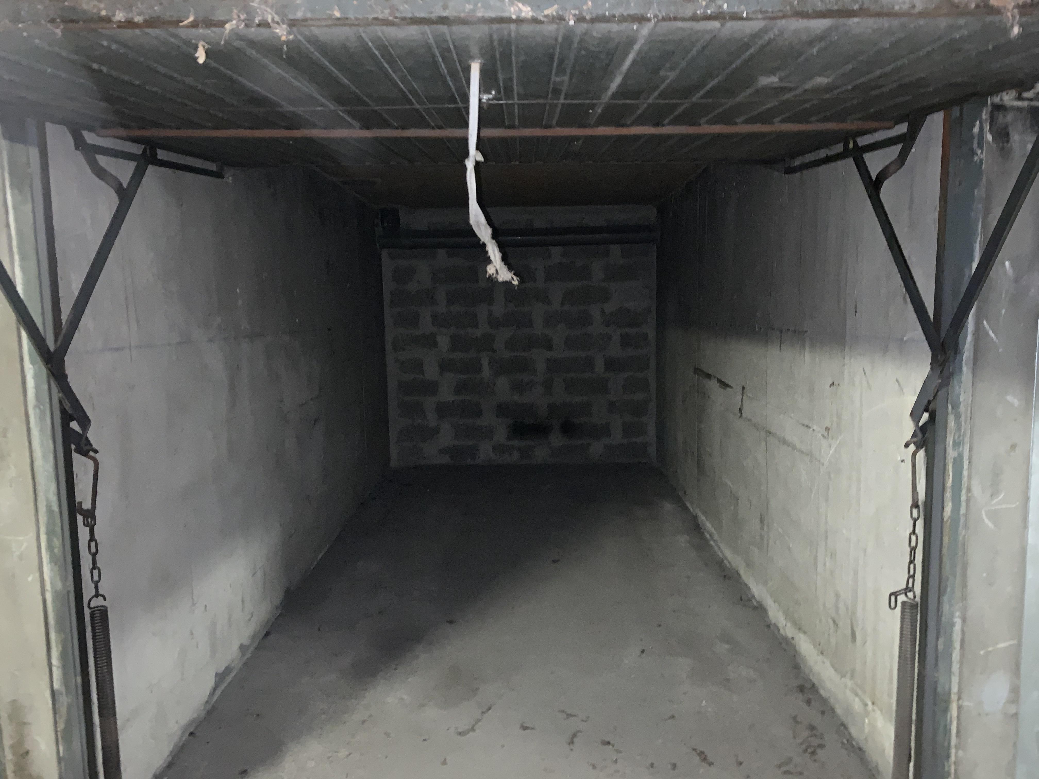 Garage de 13m² en sous sol à LA