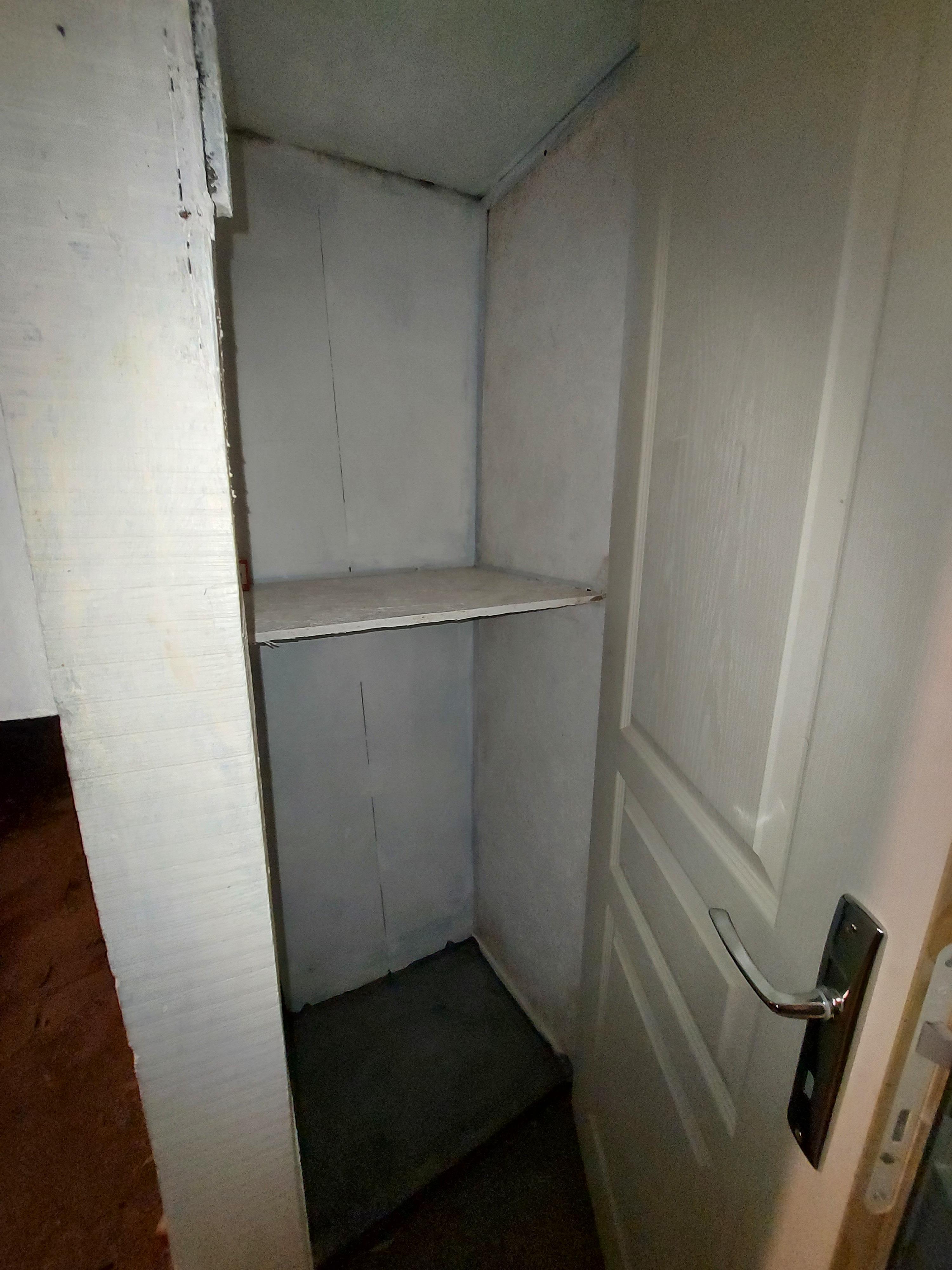 PETIT ESPACE DE STOCKAGE CAVE PROPRE 0,8 M2