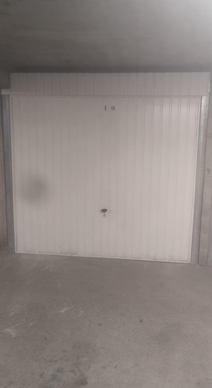 Grand parking privé / L'Isle d'Abeau