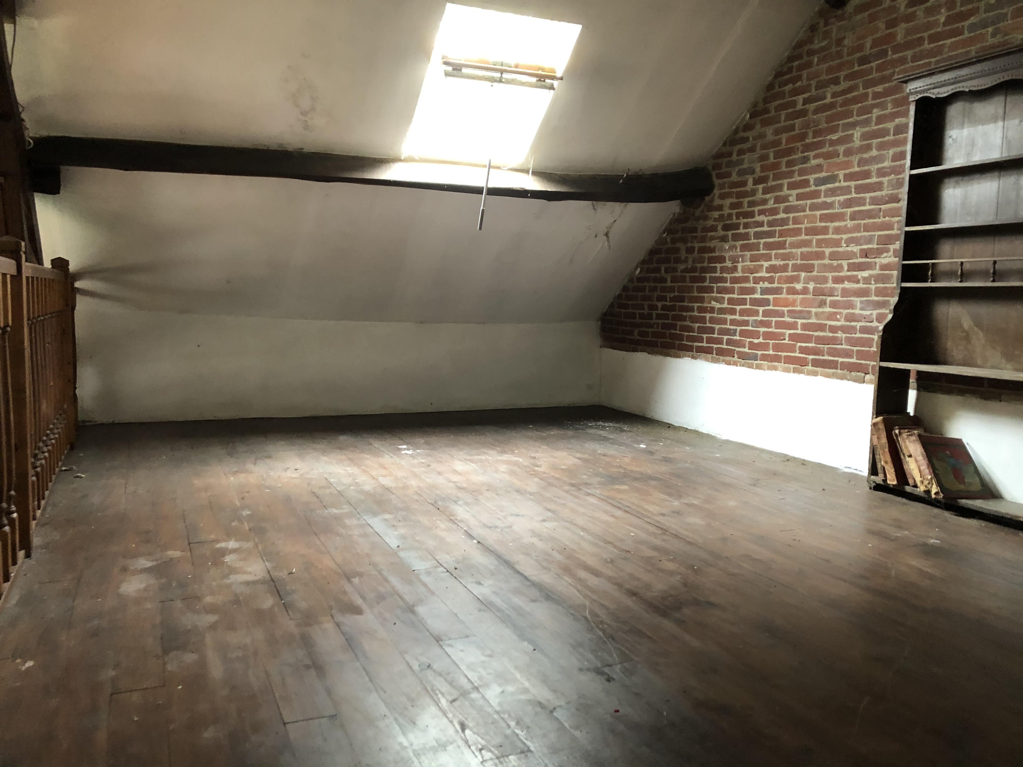 Espace de stockage au 1er étage d'une maison