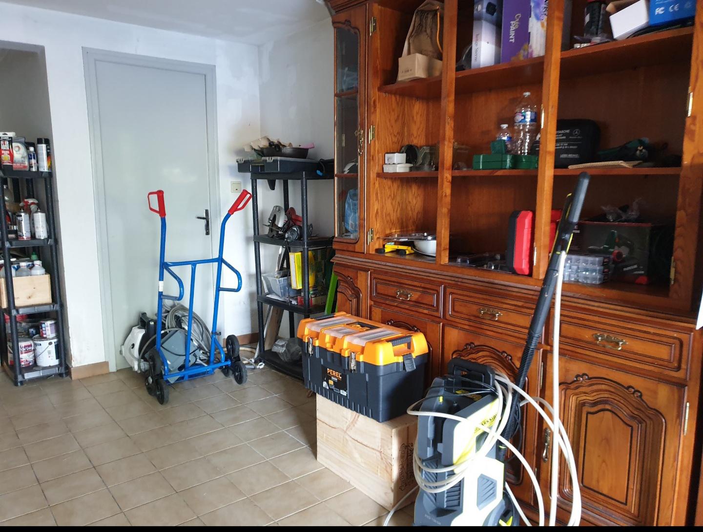 Garage carrelé et sécurisé pour stockage