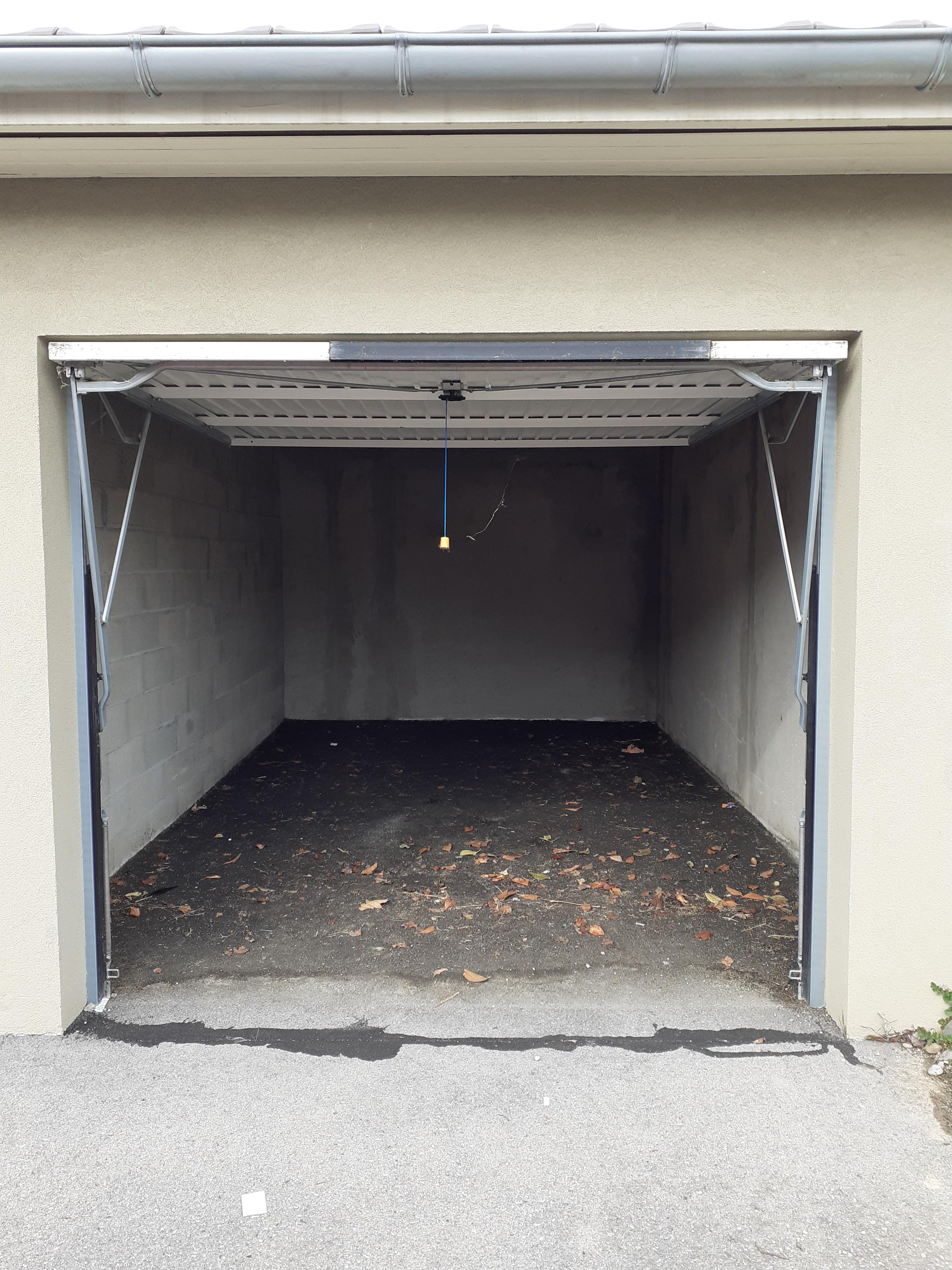 Grand box en rez-de-chaussée