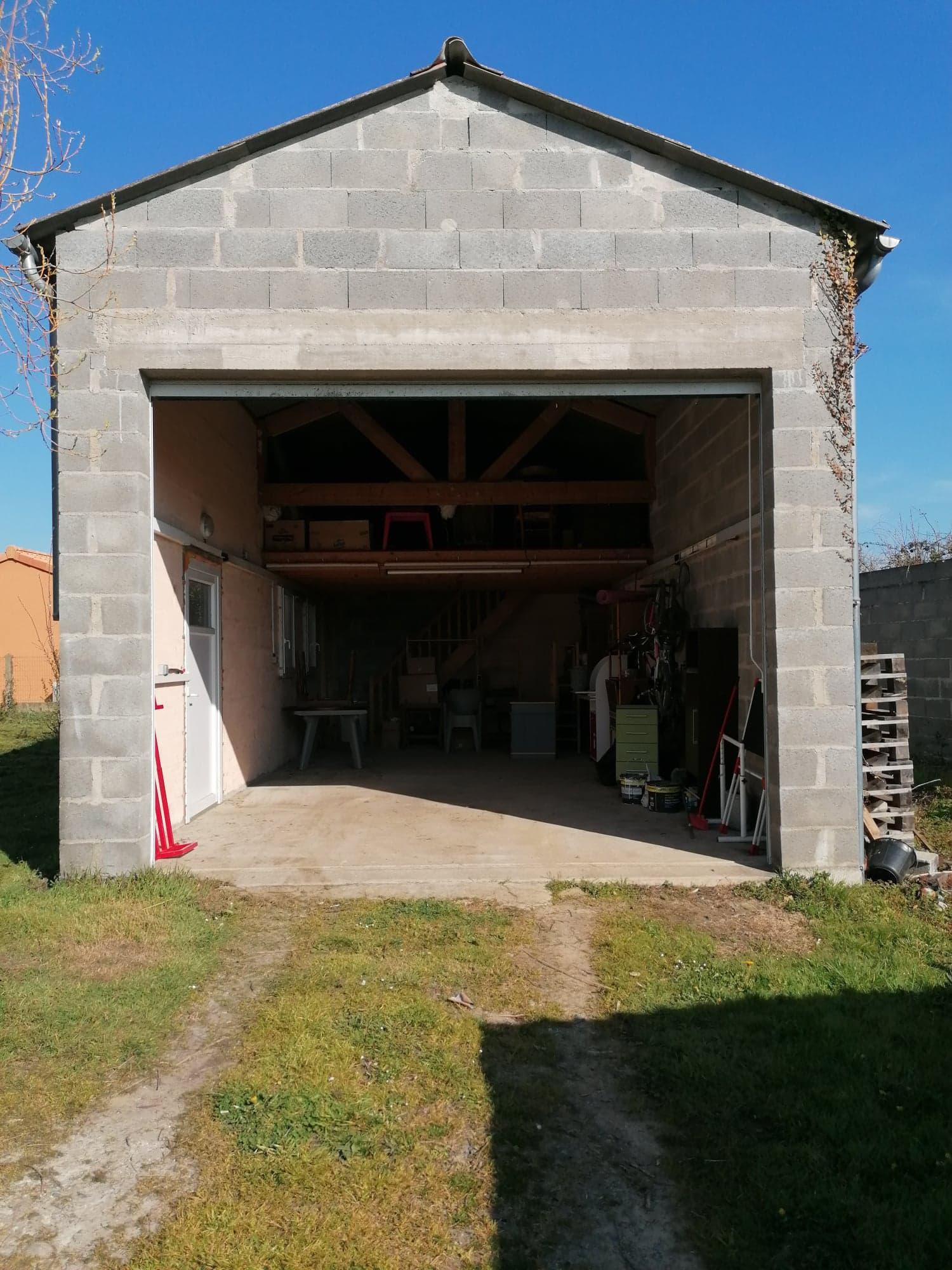 40 Emplacements de 1m² dans garage à la
