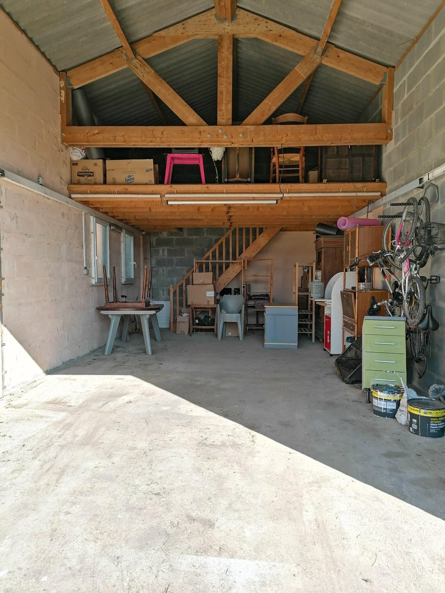 40 Emplacements de 1m² dans garage à la