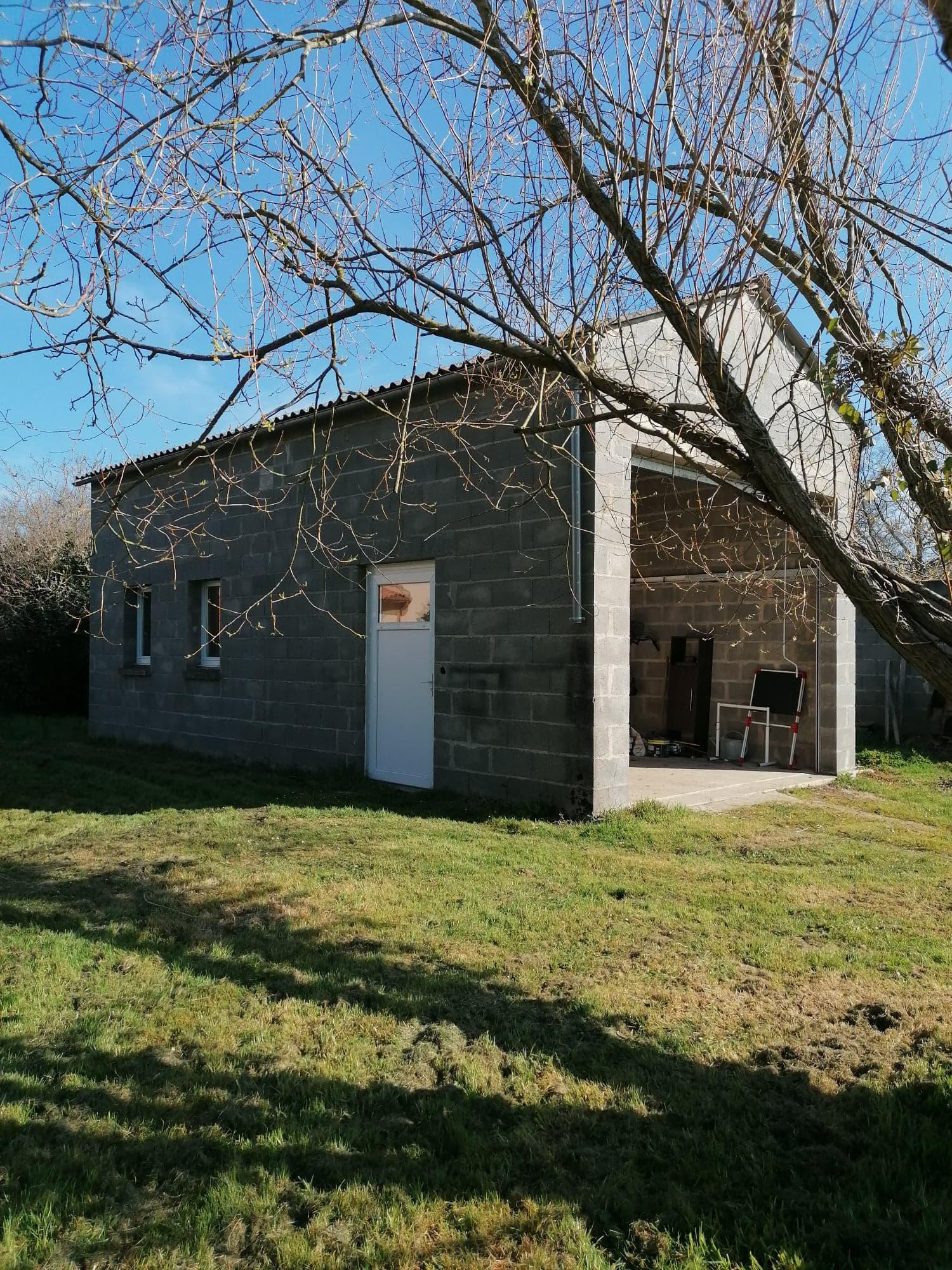 40 Emplacements de 1m² dans garage à la