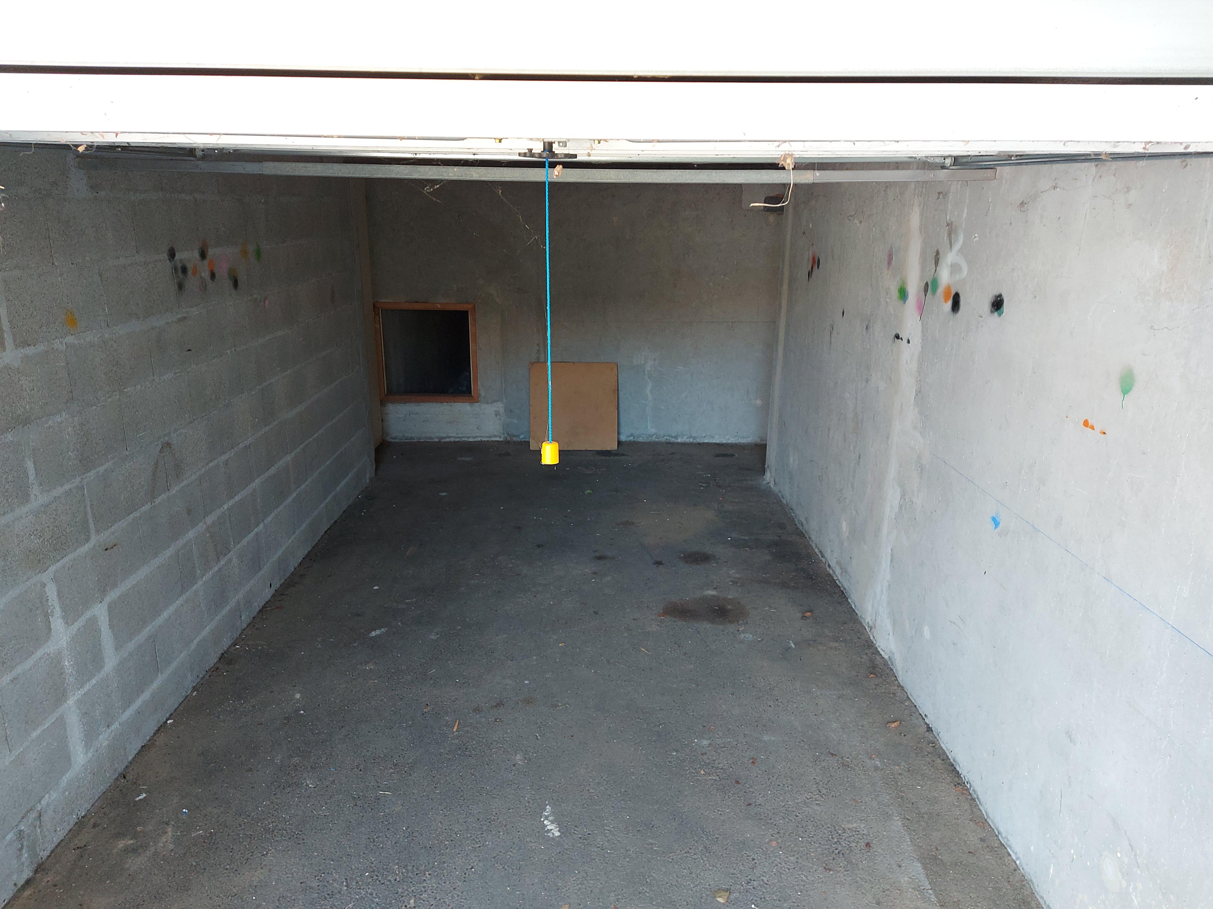 Grand garage avec renfoncement