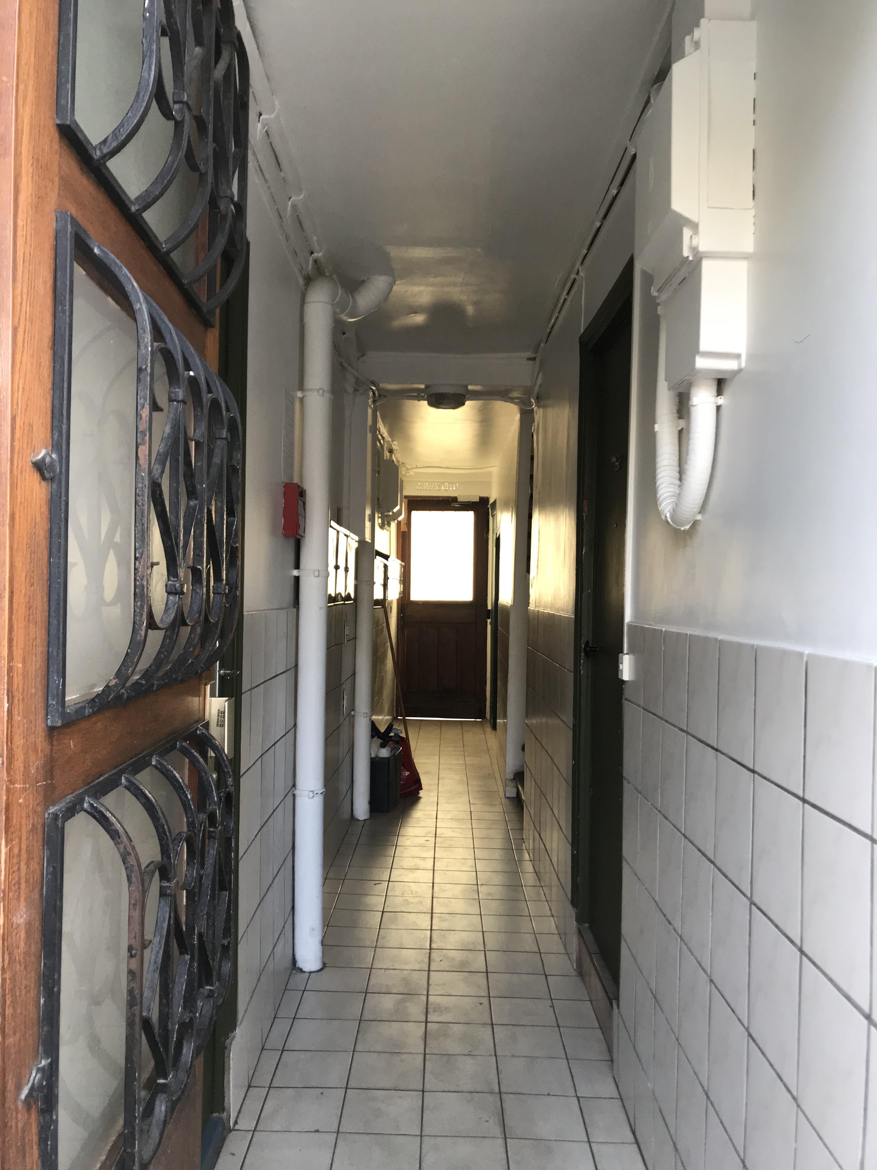 Box de stockage dans cour d'immeuble - proche