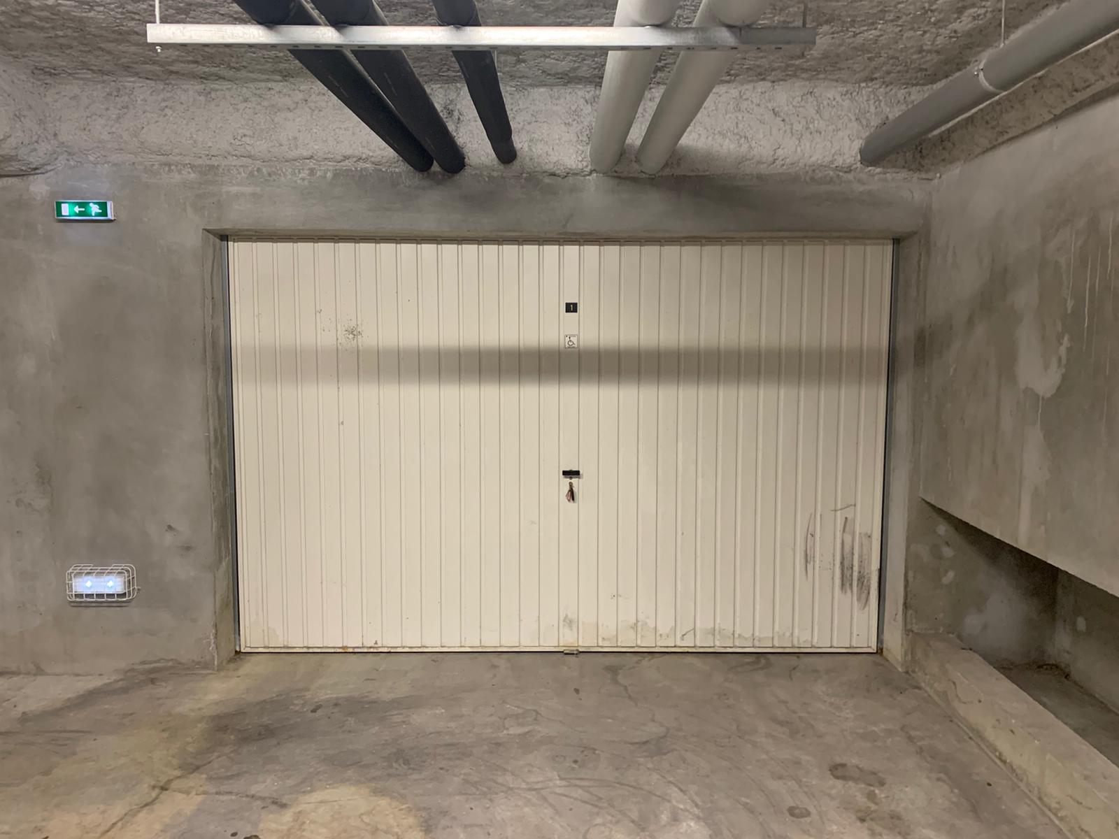 Grand garage fermé de 23m²