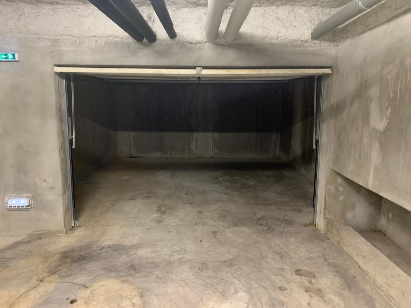Grand garage fermé de 23m²