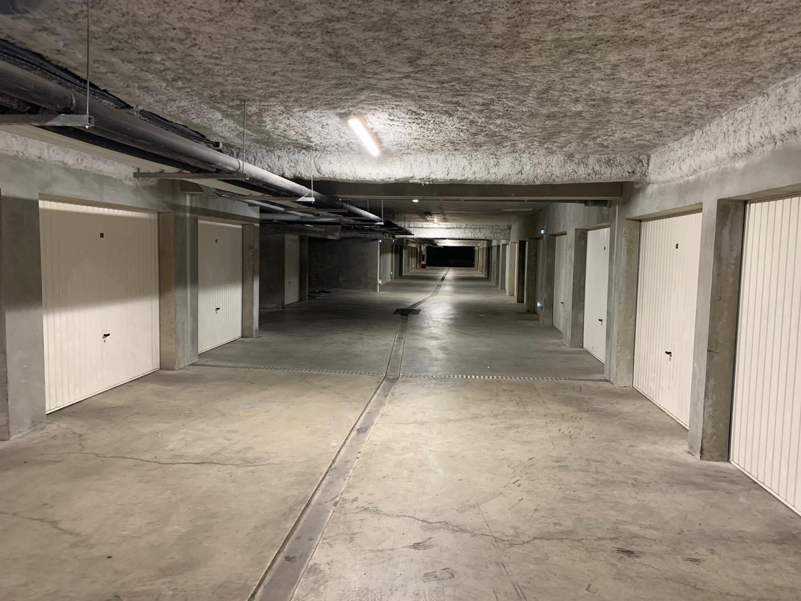 Grand garage fermé de 23m²