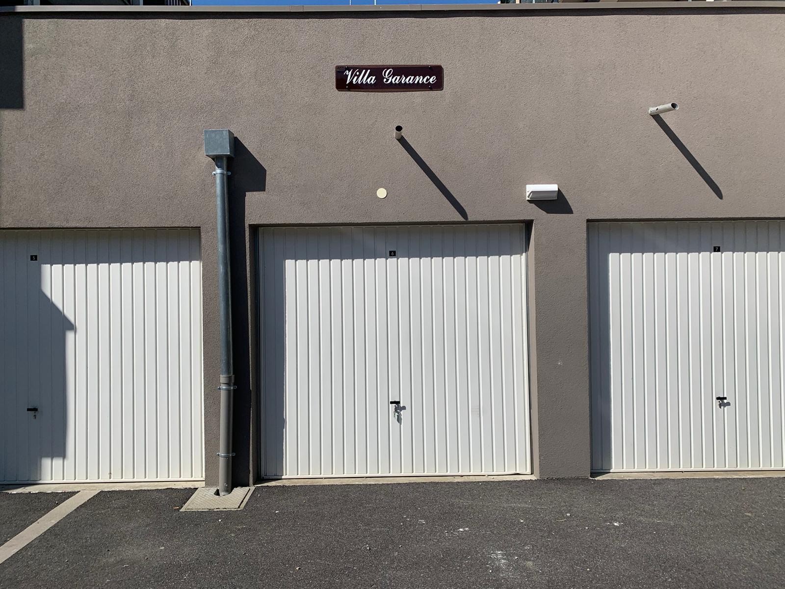 Stockage / garde meuble / Parking fermé