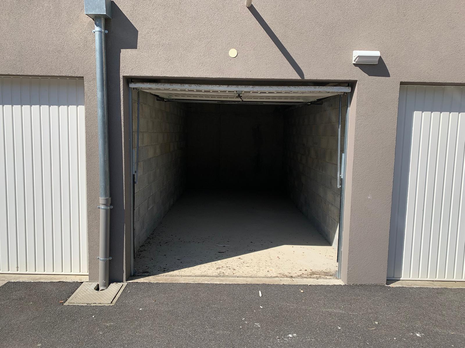 Stockage / garde meuble / Parking fermé