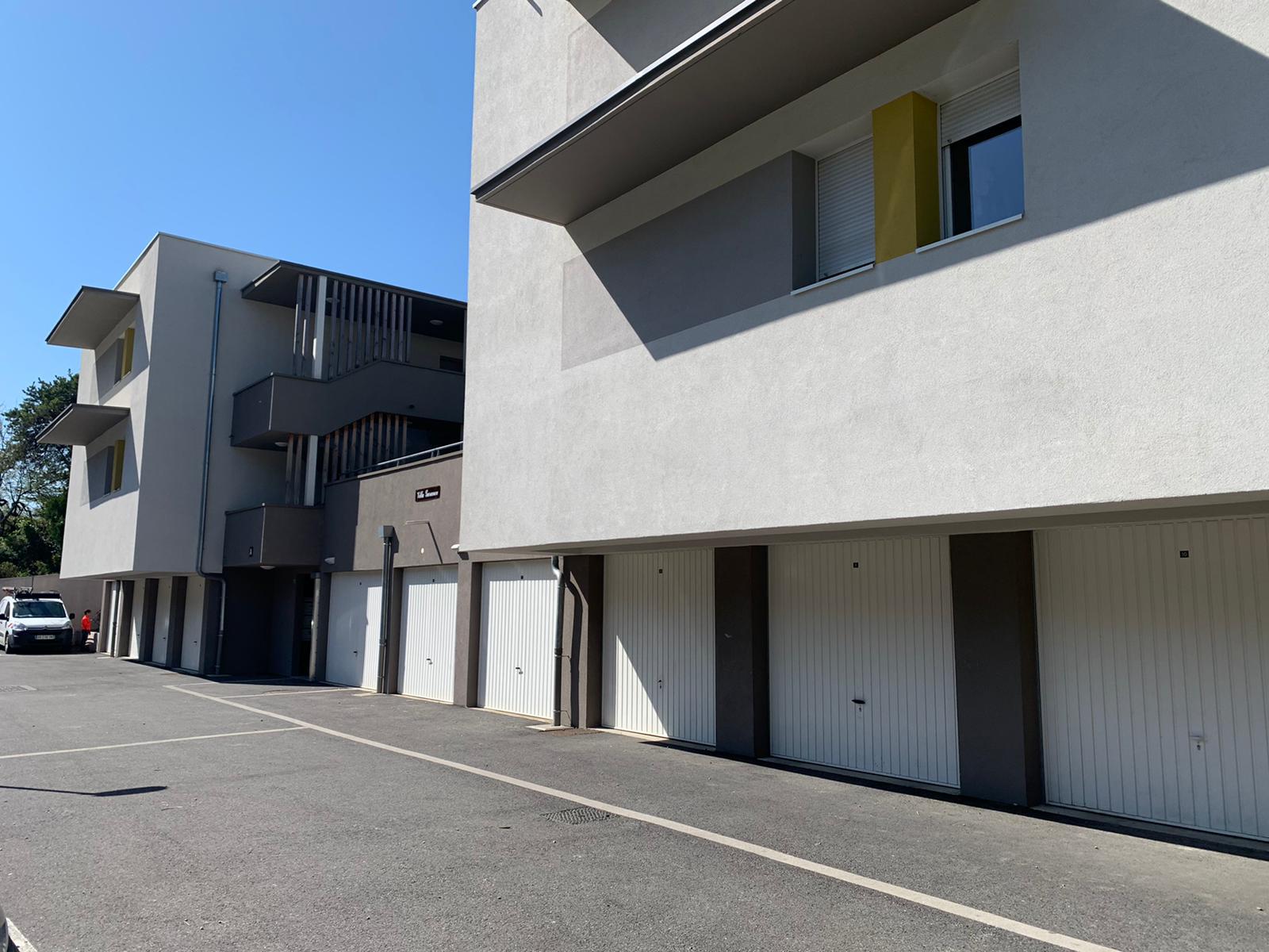 Stockage / garde meuble / Parking fermé