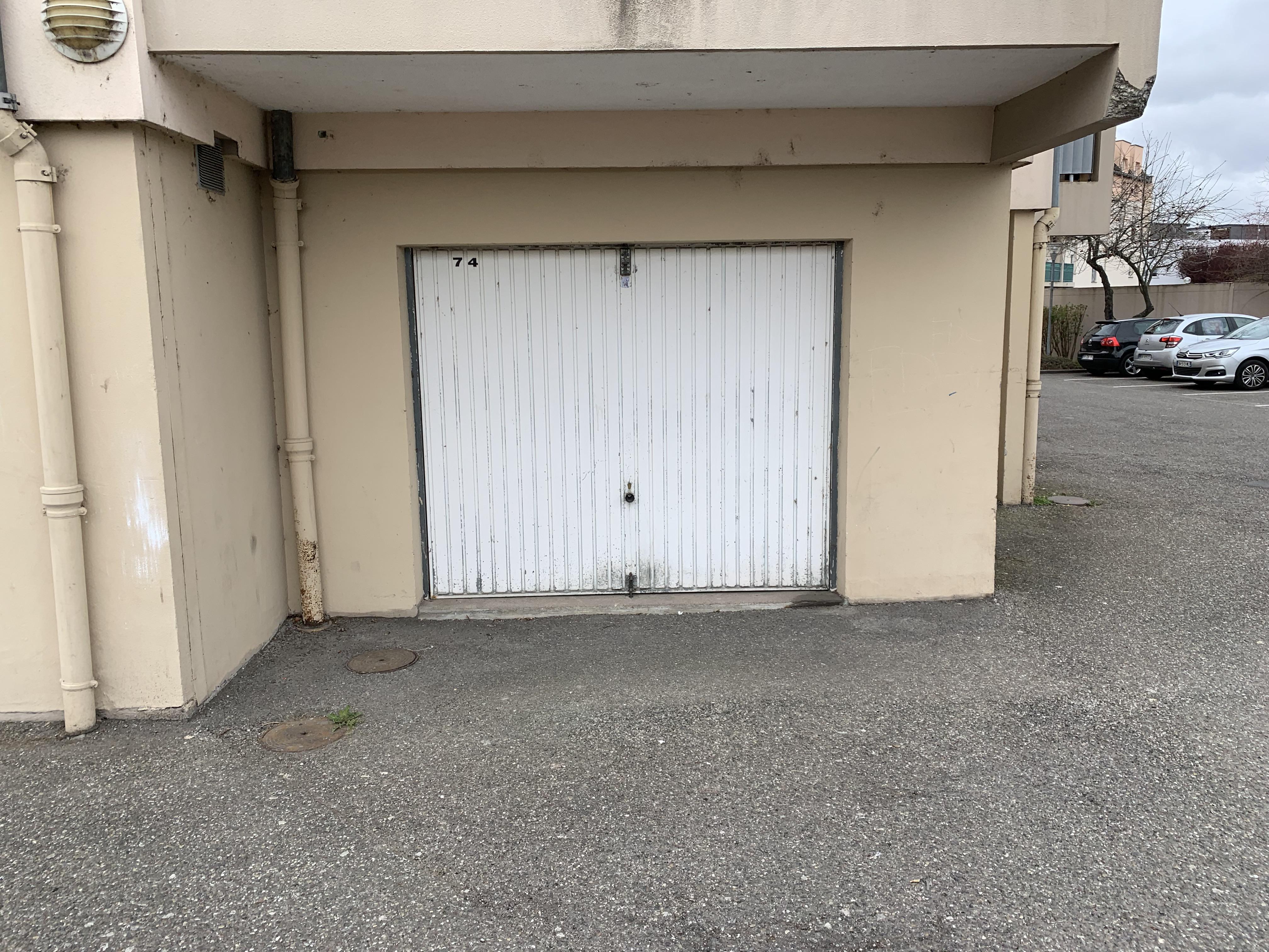 Grand garage avec cellier intégré / Hoenheim