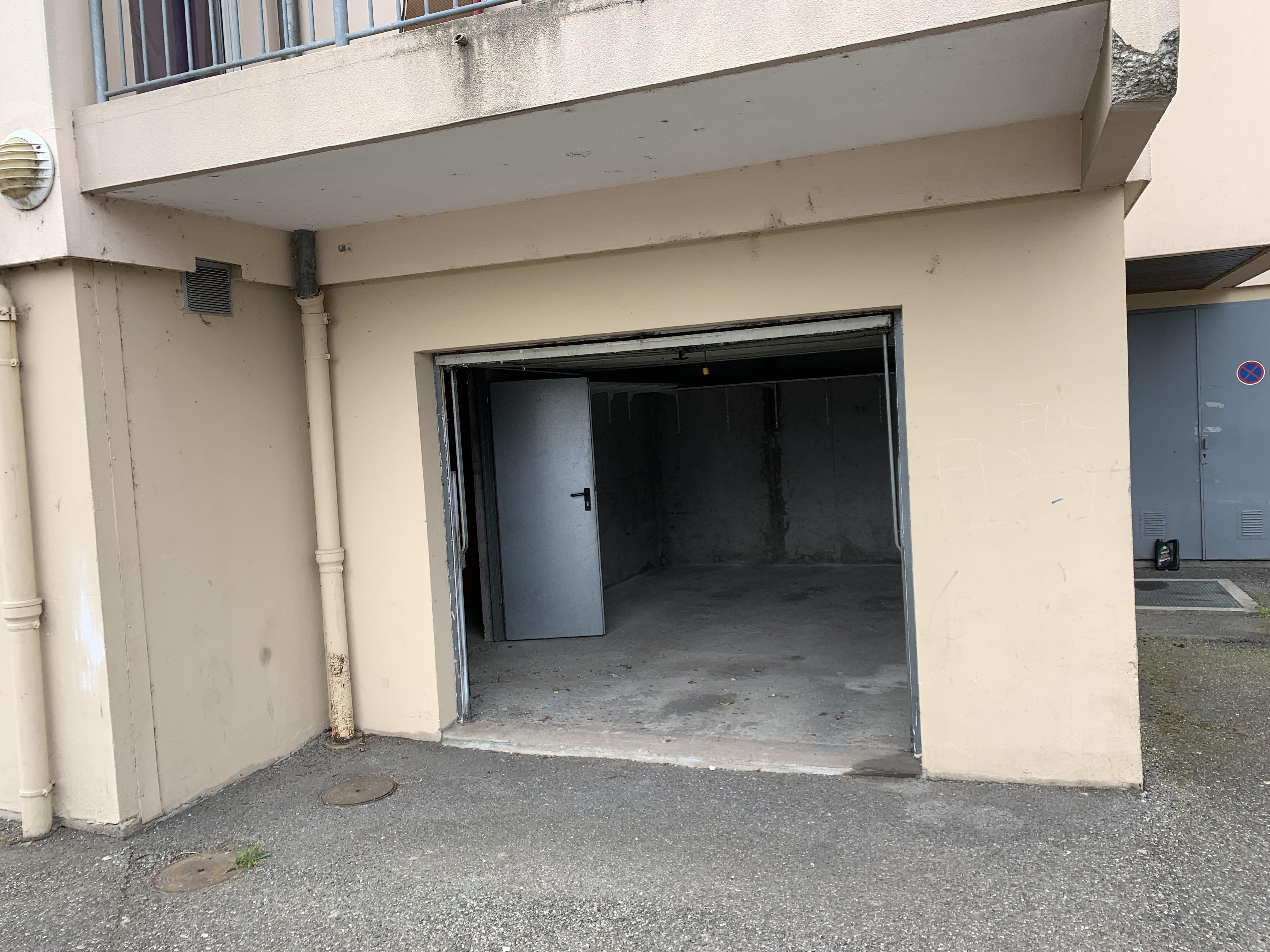 Grand garage avec cellier intégré / Hoenheim