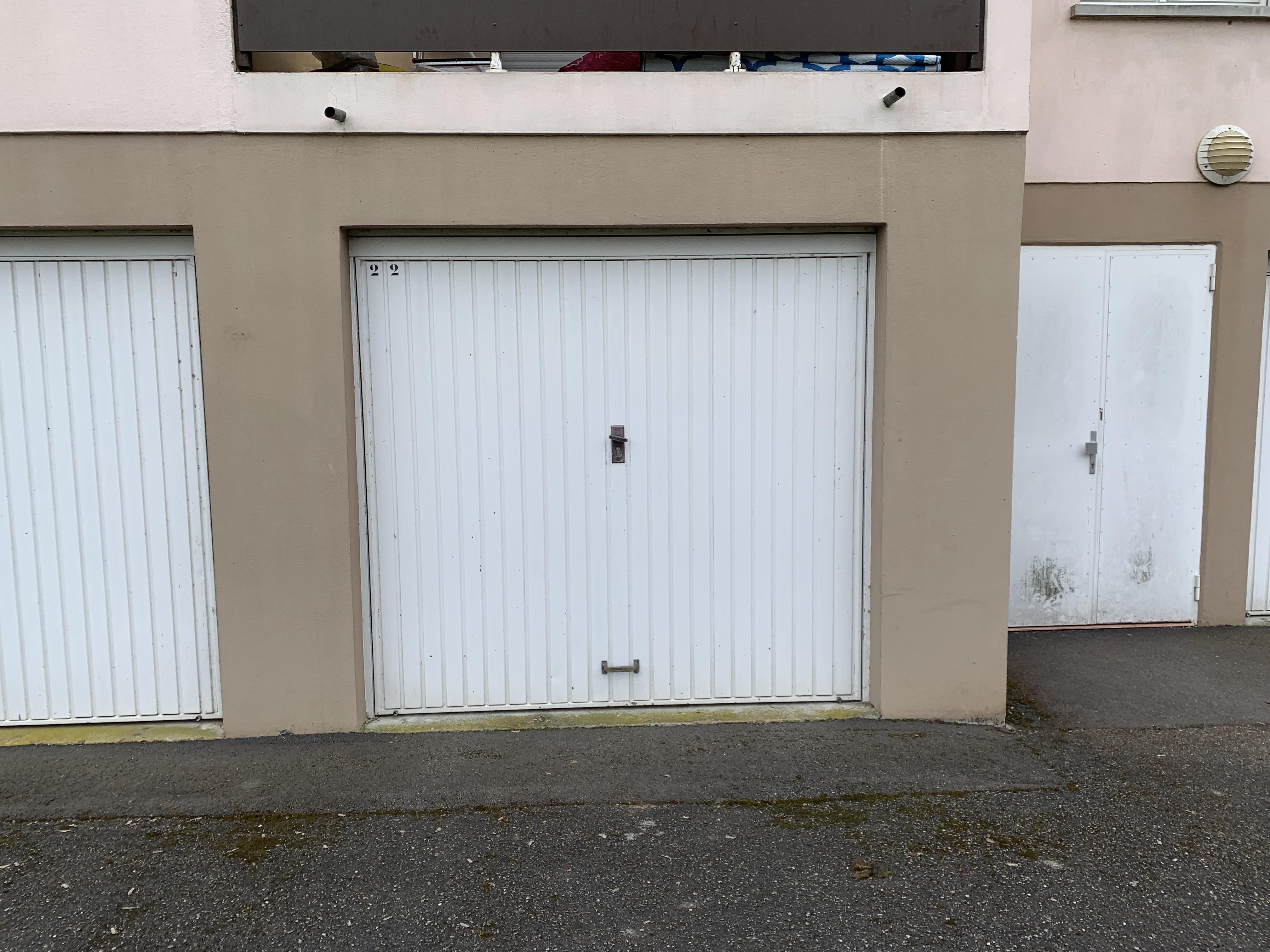 Grand garage 15m² en rez-de-chaussée