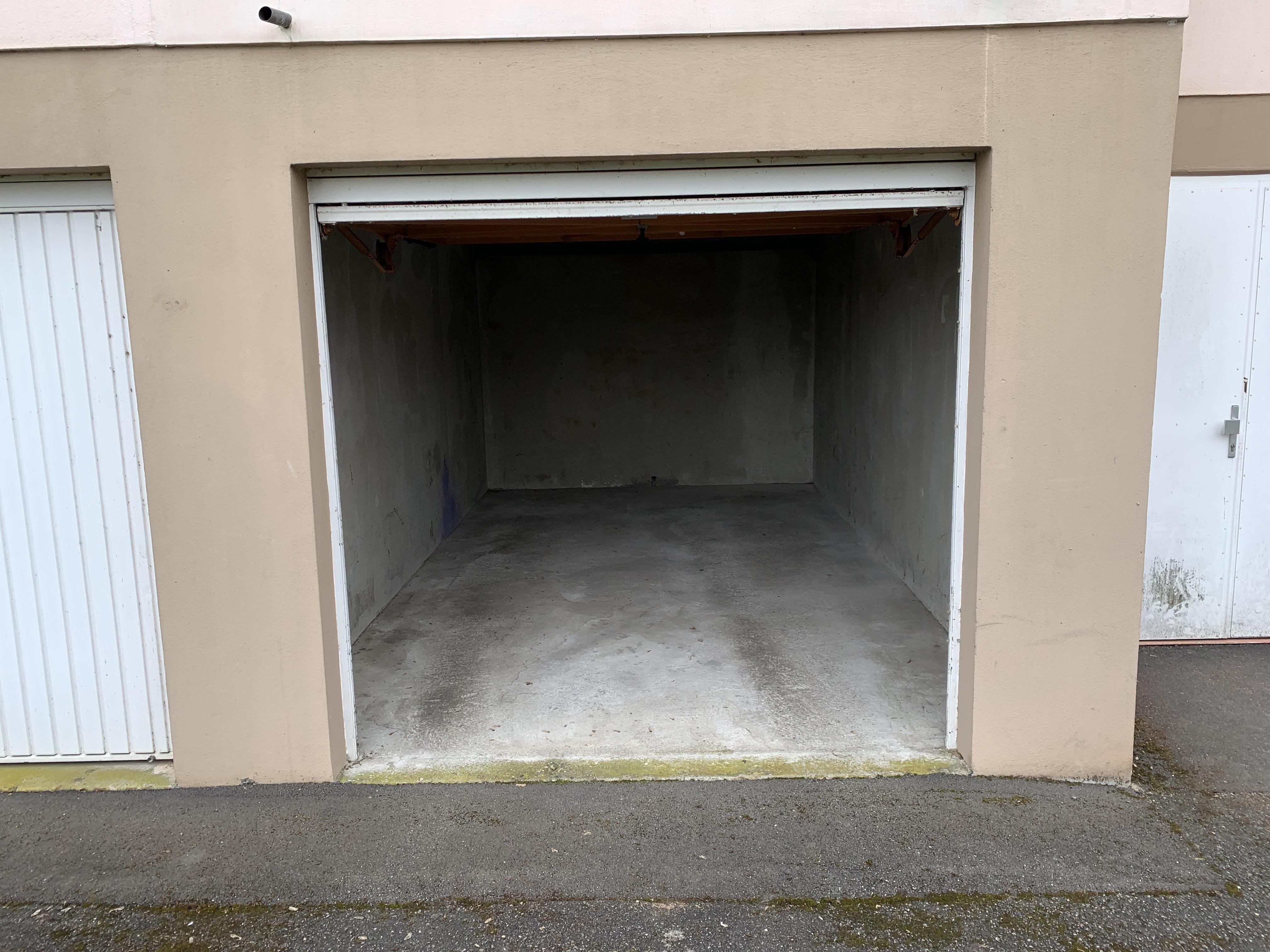 Grand garage 15m² en rez-de-chaussée