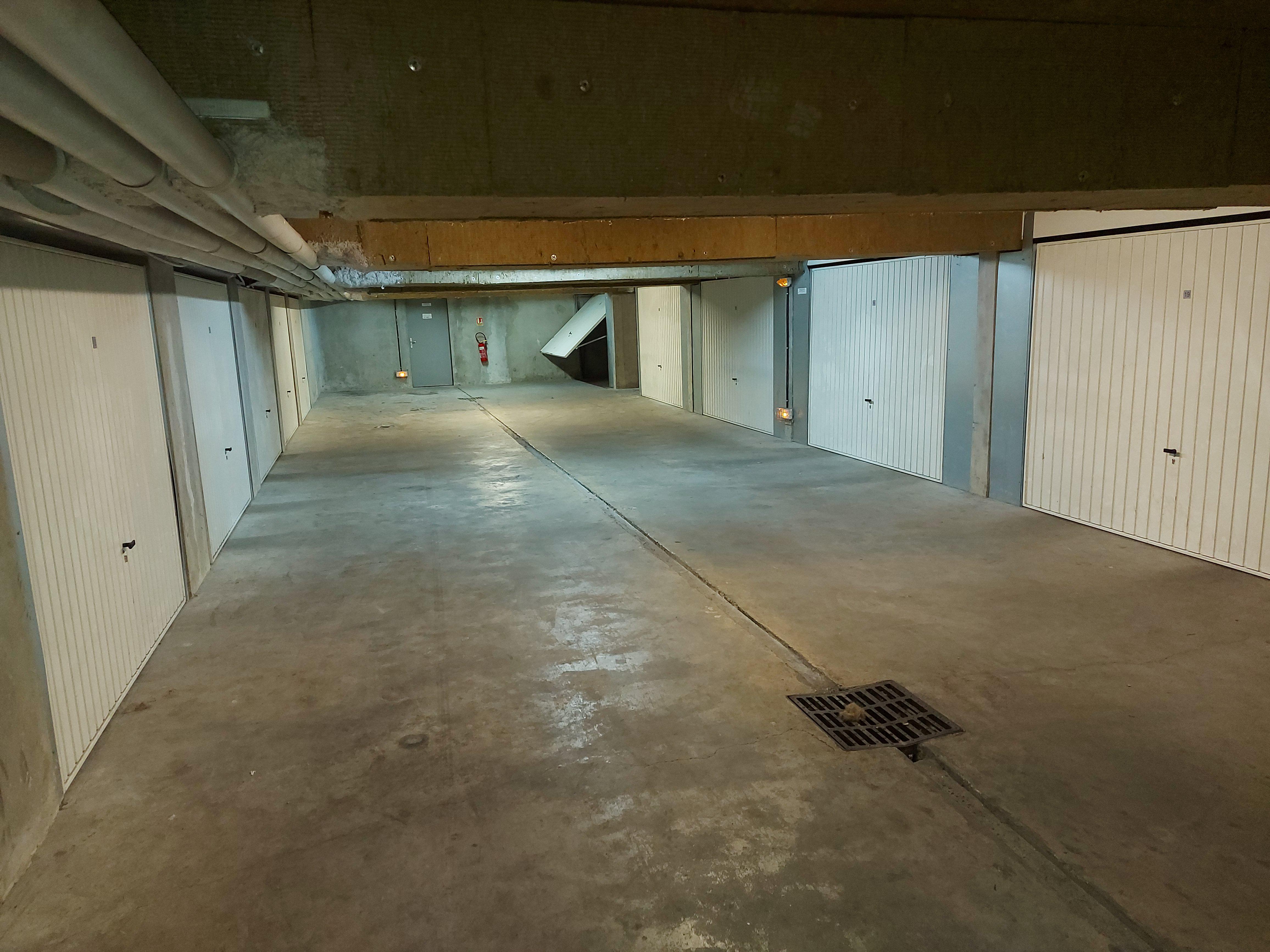 Grand garage / Box à louer