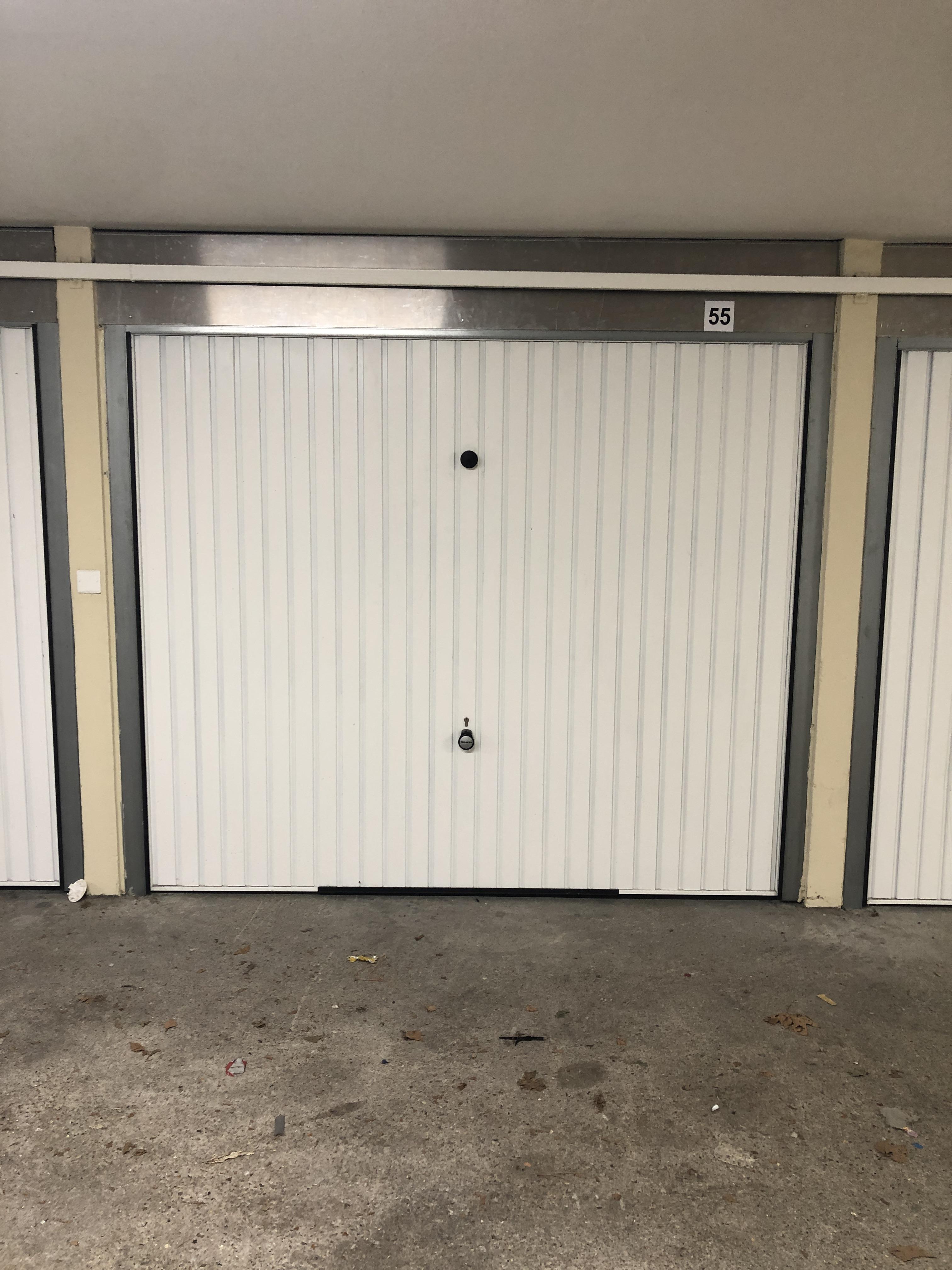 Location : garage fermé pour stationnement / Sotteville-lès-Rouen